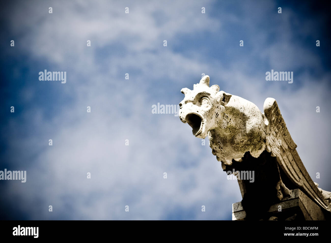 Pierre pâle contrefort de l'aigle contre un ciel bleu avec une fine couche de nuages blancs Banque D'Images