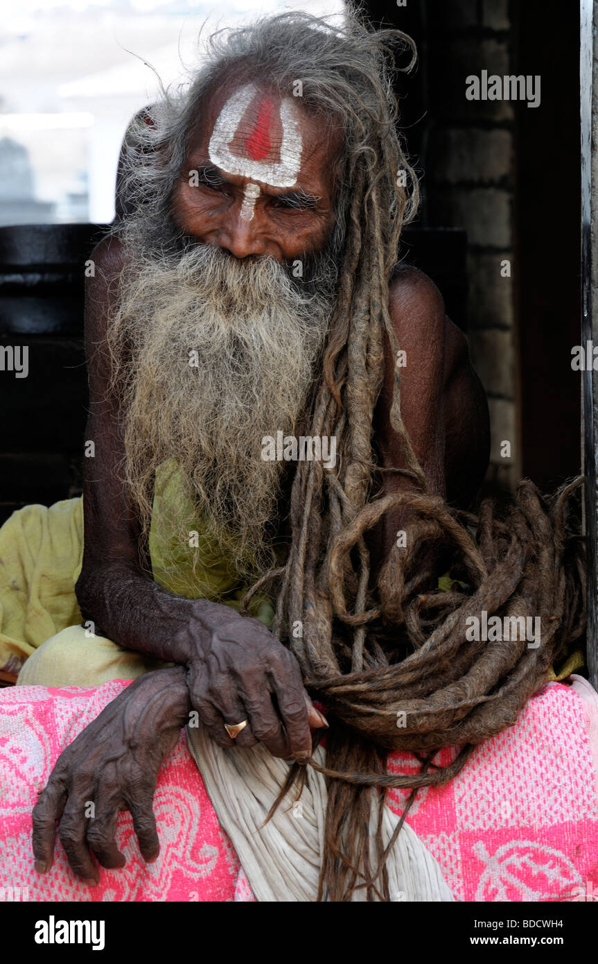 Friendly hindu Sadhu hindi saint homme très vieux couvert traditionnel frêne peint peinture Corps et temple de Pashupatinath Népal Katmandou Banque D'Images