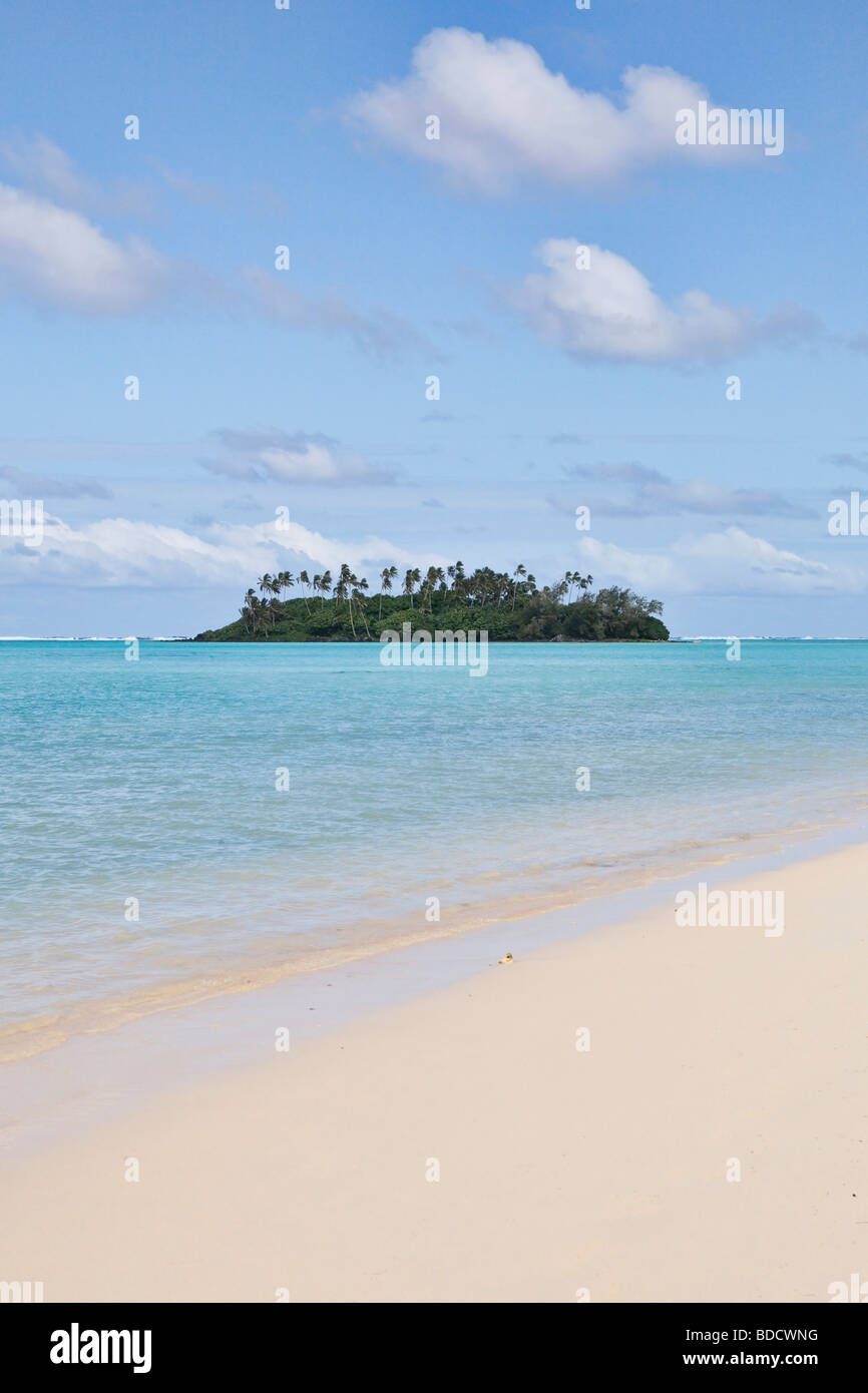Île tropicale à l'horizon comme vu de Muri Beach de Rarotonga aux îles Cook dans le Pacifique Sud Banque D'Images