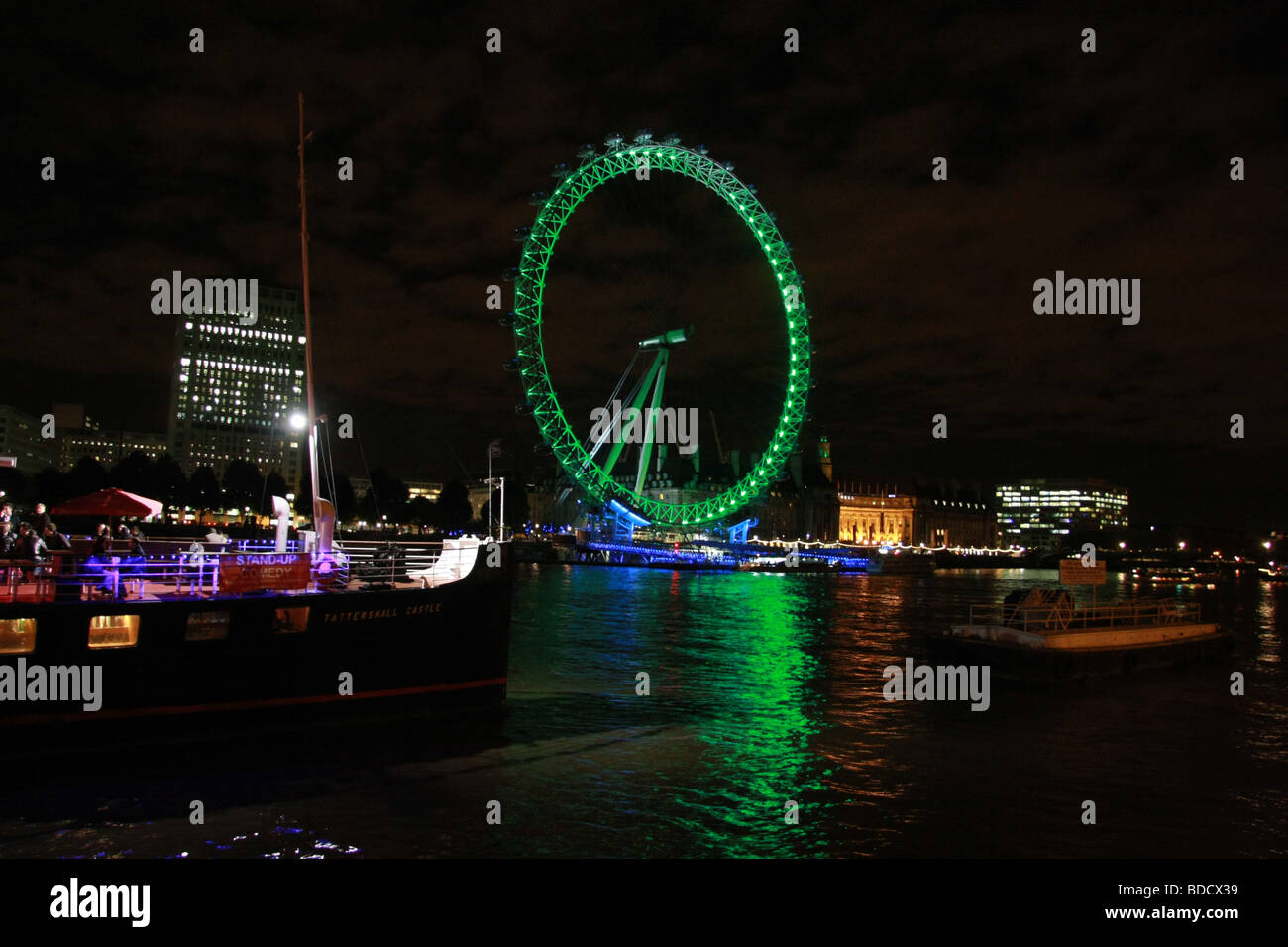 London Eye de nuit avec Tattershall Castle Restaurant Bateau amarré à proximité 18 Octobre 2008 Banque D'Images