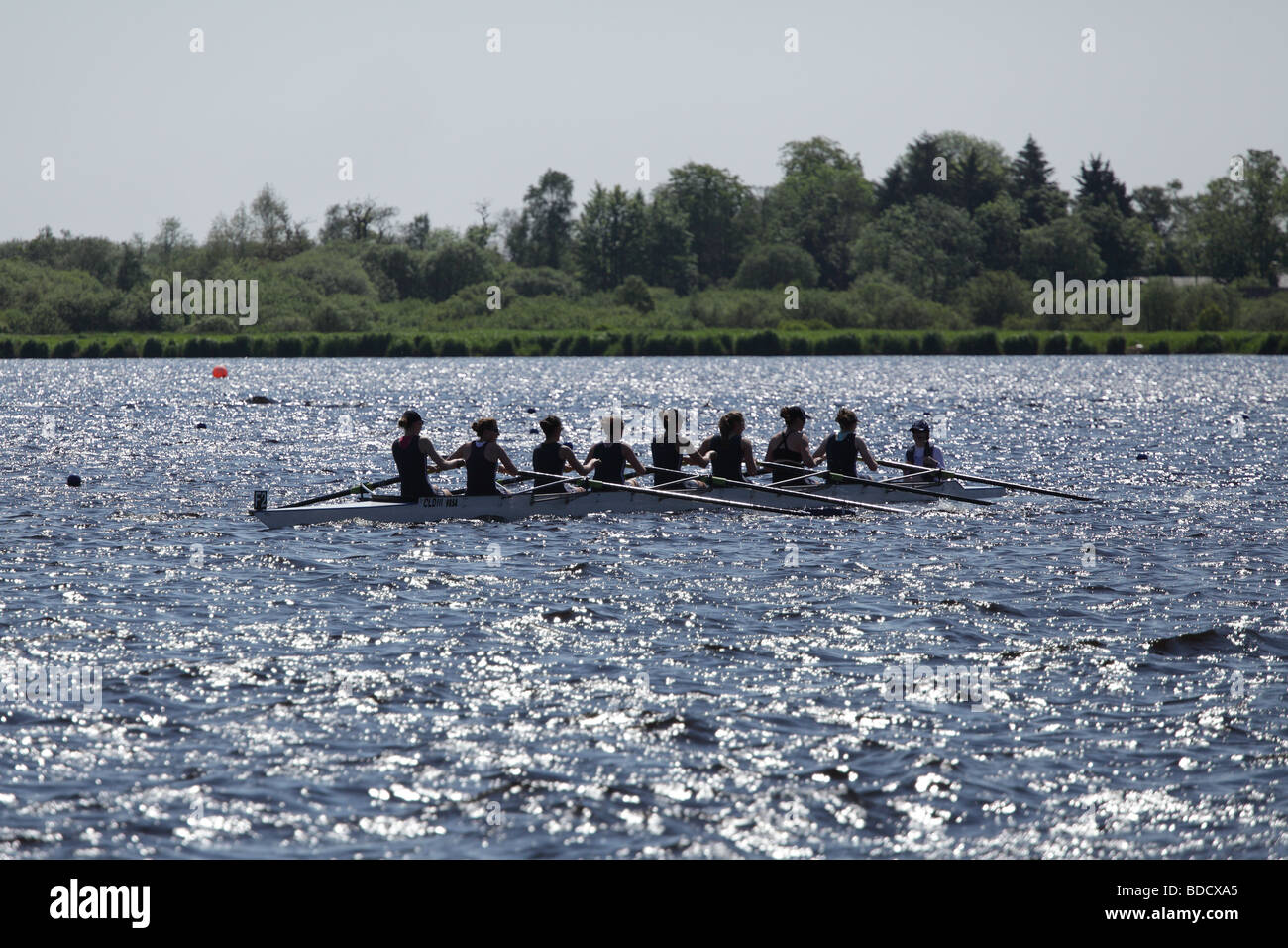 L'aviron féminin huit se préparant à la course, Lochwinnoch Rowing Regatta, Castle Semple Loch, Clyde Muirshiel Regional Park, Renfrewshire, Écosse, Royaume-Uni Banque D'Images