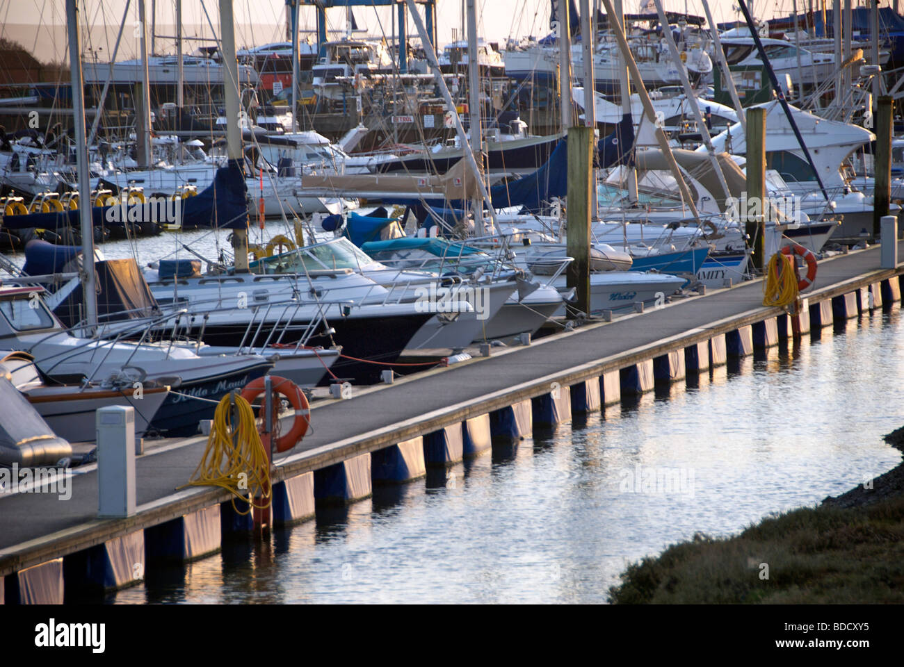 Marina Lymington Hampshire UK bateaux pontons Banque D'Images