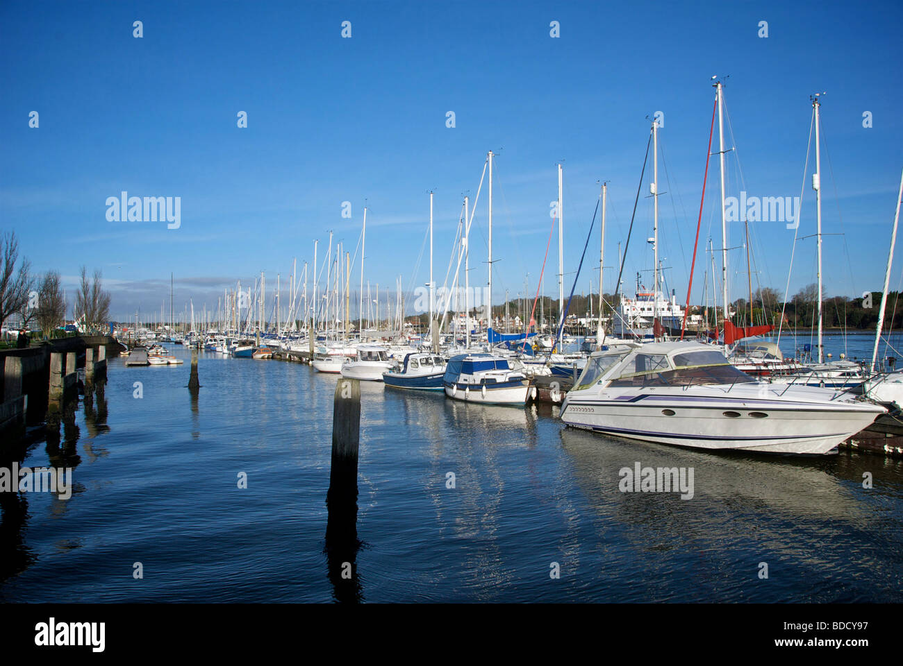 Marina Lymington Hampshire UK bateaux pontons Banque D'Images