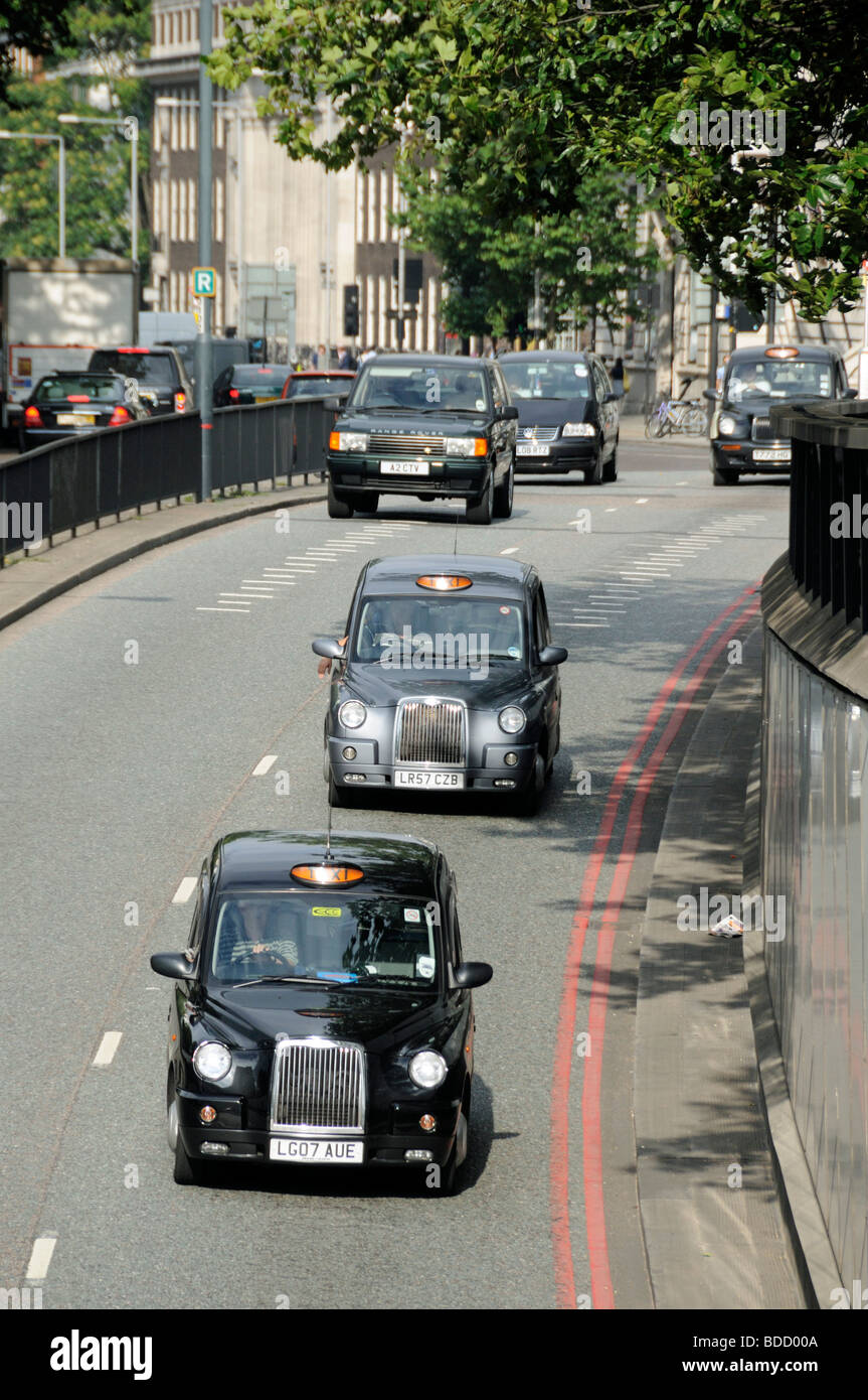 Des taxis sur le point d'aller sous Euston Road, London England UK passage inférieur Banque D'Images