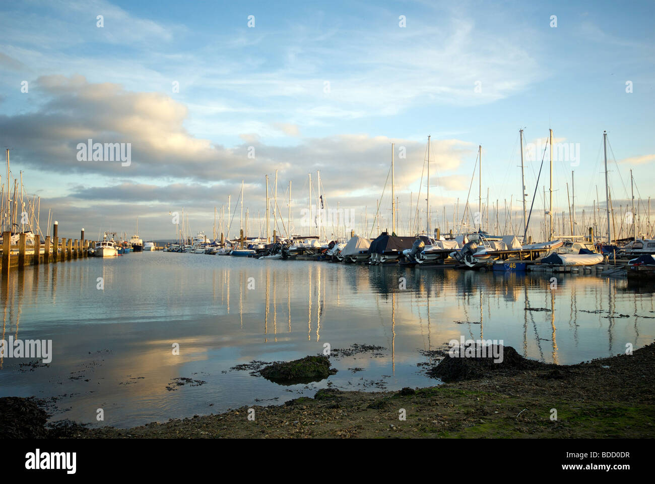Marina Lymington Hampshire UK bateaux pontons Coucher de soleil Banque D'Images
