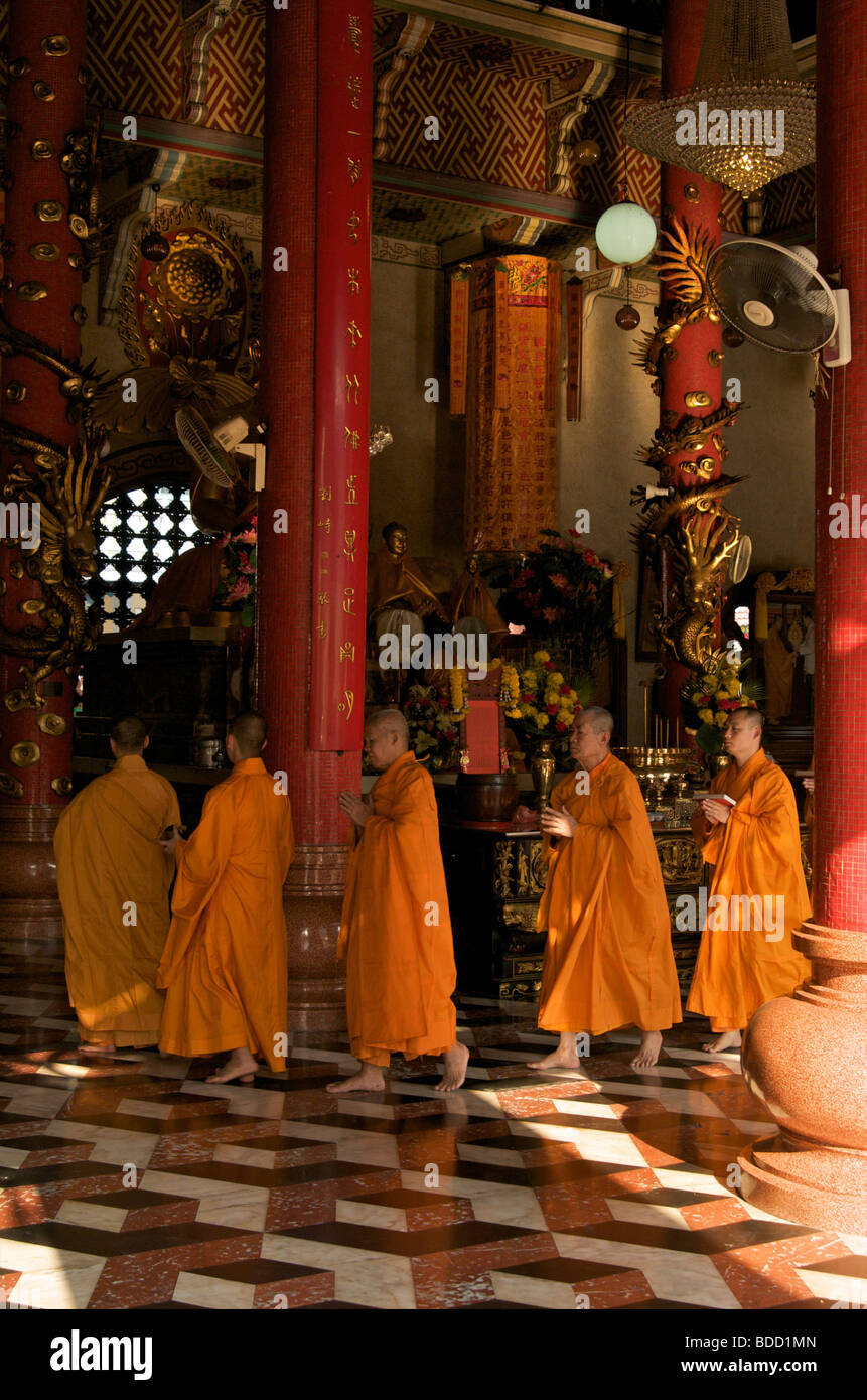 Les moines bouddhistes prient tout en marchant autour de la statue de Bouddha dans le temple bouddhiste Wat Bhoman Bangkok Thaïlande Banque D'Images