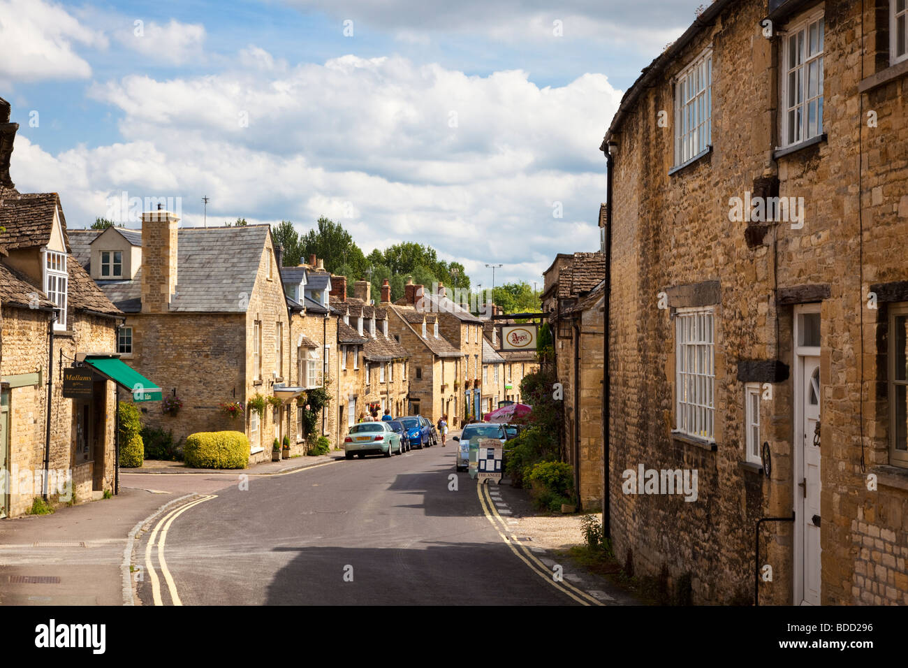 Petite rue dans les Cotswolds ville de Burford, Oxfordshire, England, UK Banque D'Images