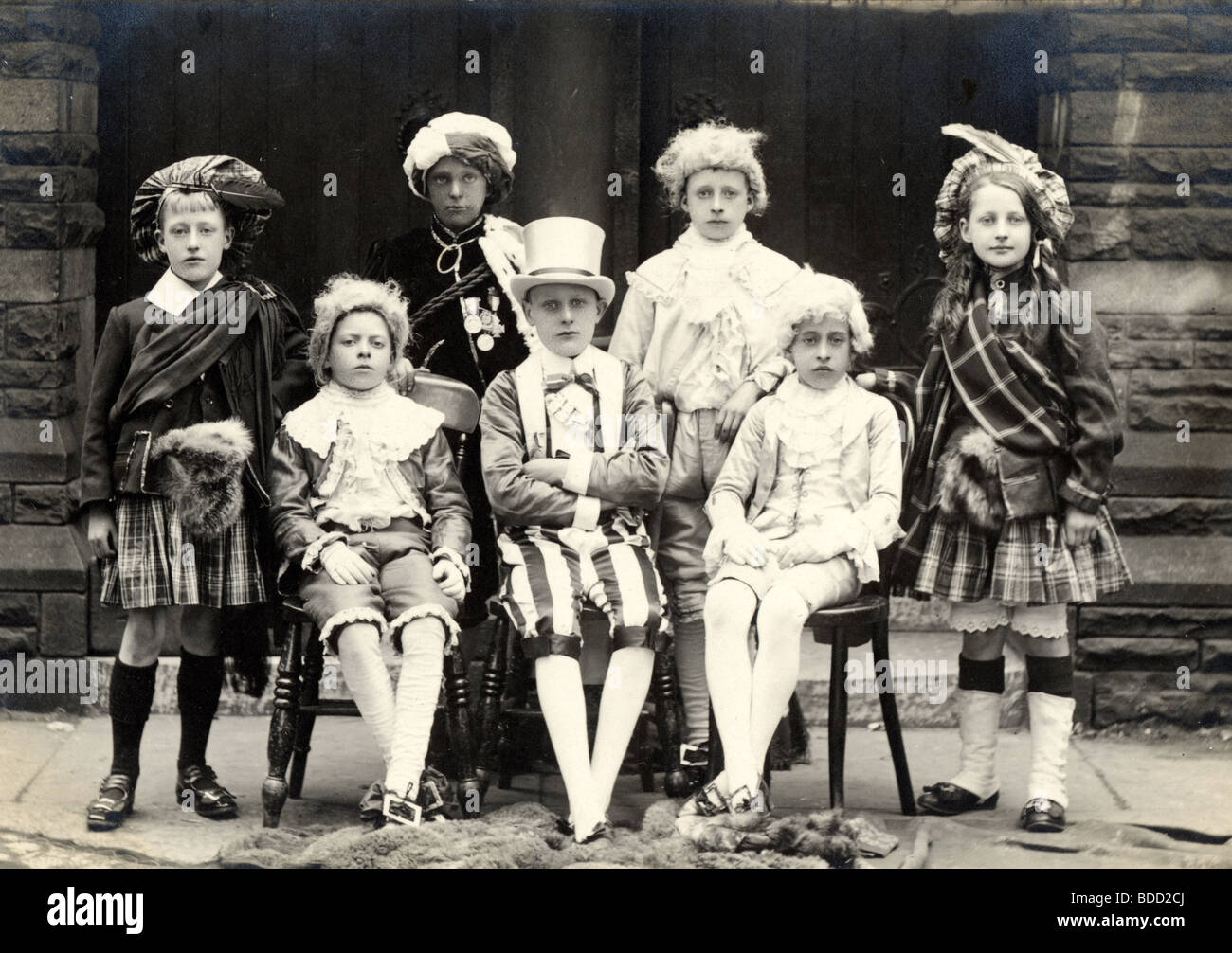 Les enfants vêtus de costumes élégants Banque D'Images