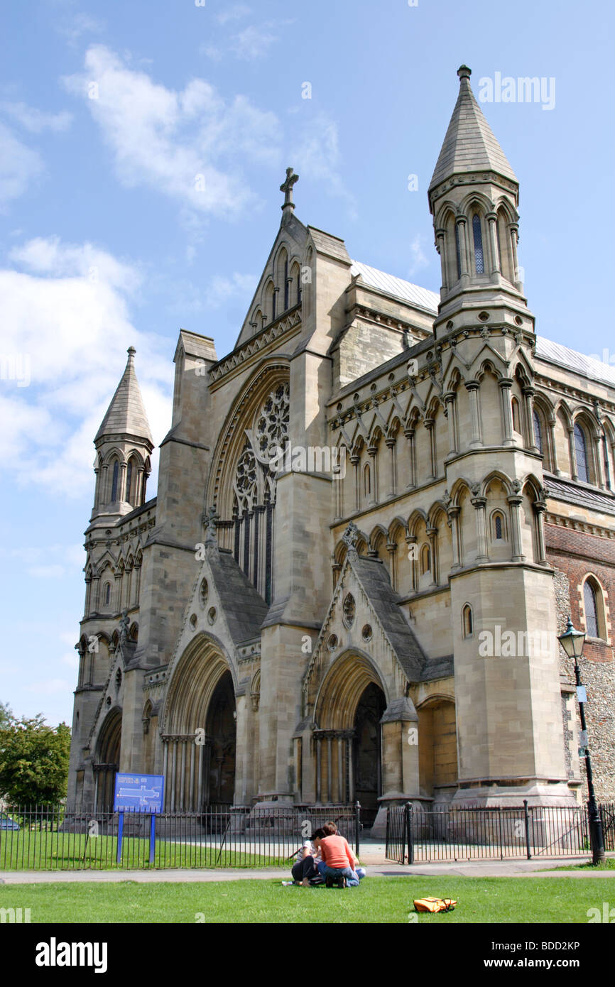 Vue de la cathédrale de St Albans et entrée ouest , Hertfordshire , Angleterre , Royaume-Uni Banque D'Images