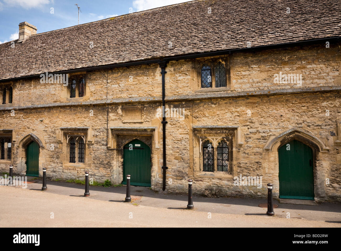 Rue des almshouses du 15ème siècle dans une rangée dans la ville Cotswolds de Burford, Oxfordshire, Angleterre, Royaume-Uni Banque D'Images