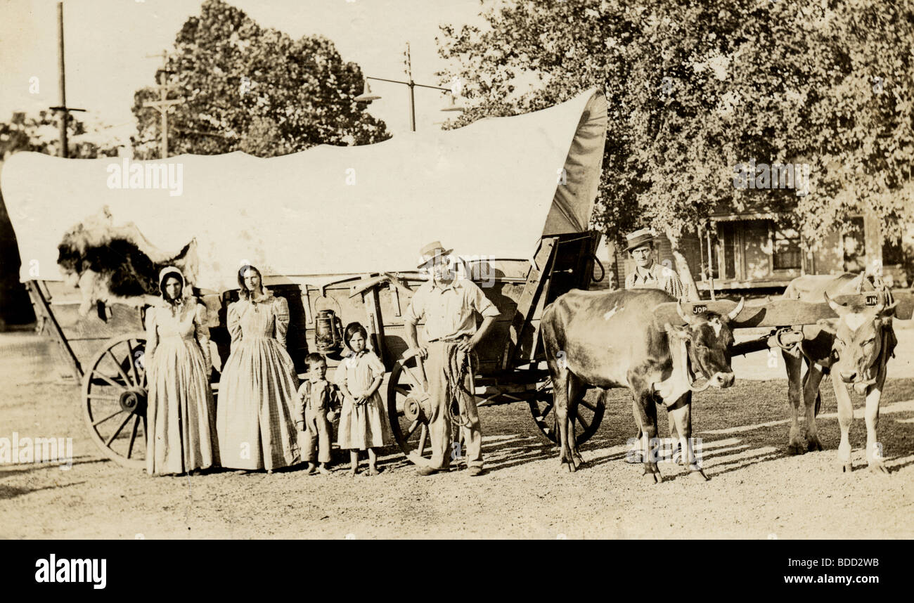 Famille pionnière posant avec chariot couvert Banque D'Images