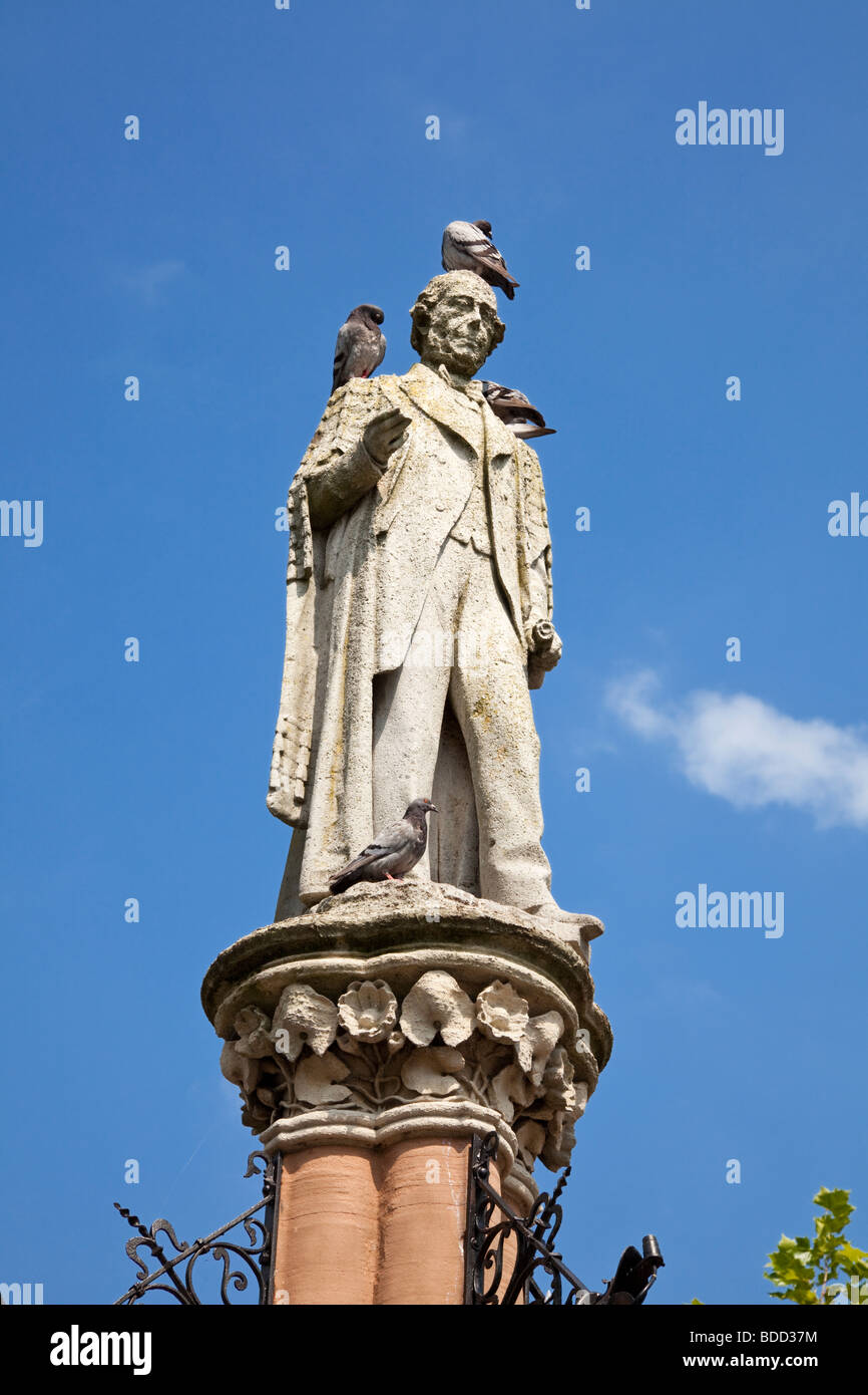 Victorienne typique statue sur le Sotheron Thomas fontaine Estcourt à Devizes, Wiltshire, England, UK Banque D'Images