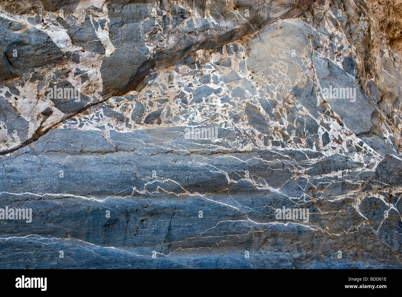 La roche calcaire de brèche se forme sur les murs dans les narres de Titus Canyon, parc national de la Vallée de la mort, Californie, États-Unis Banque D'Images