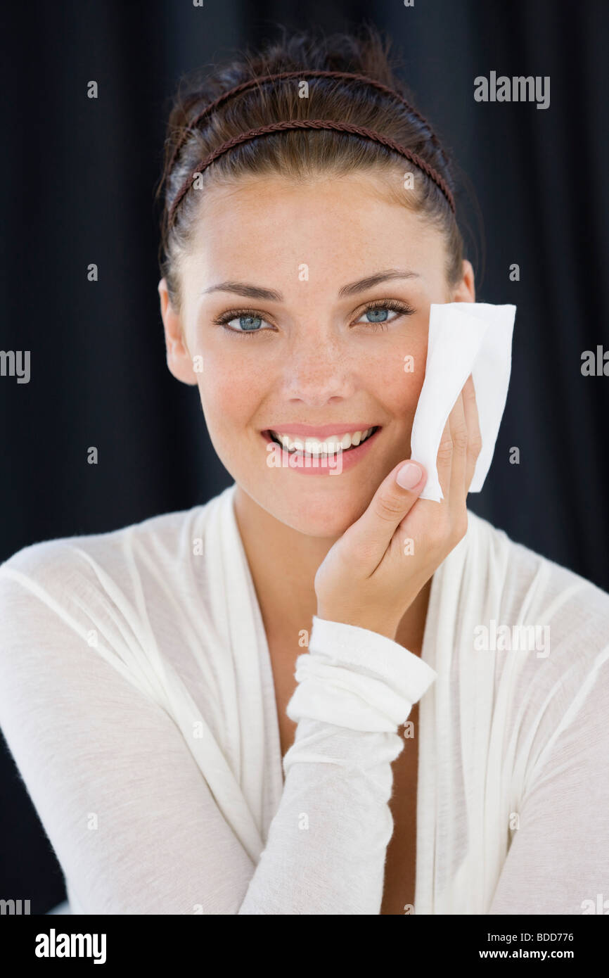 Nettoyage femme son visage avec un mouchoir en papier Photo Stock - Alamy