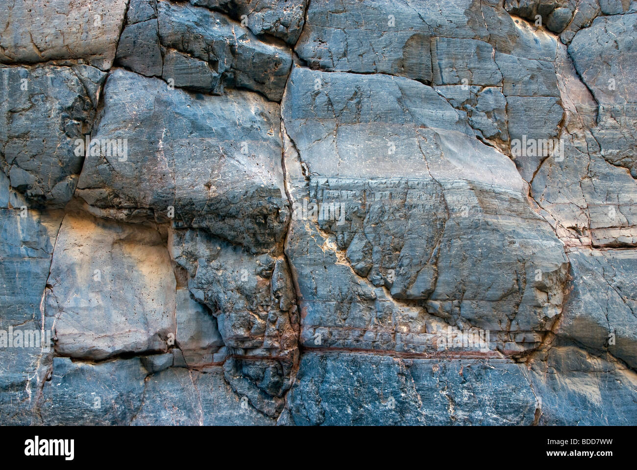 Les modèles de roche calcaire sur les murs dans les passes de Titus Canyon, Death Valley National Park, California, USA Banque D'Images