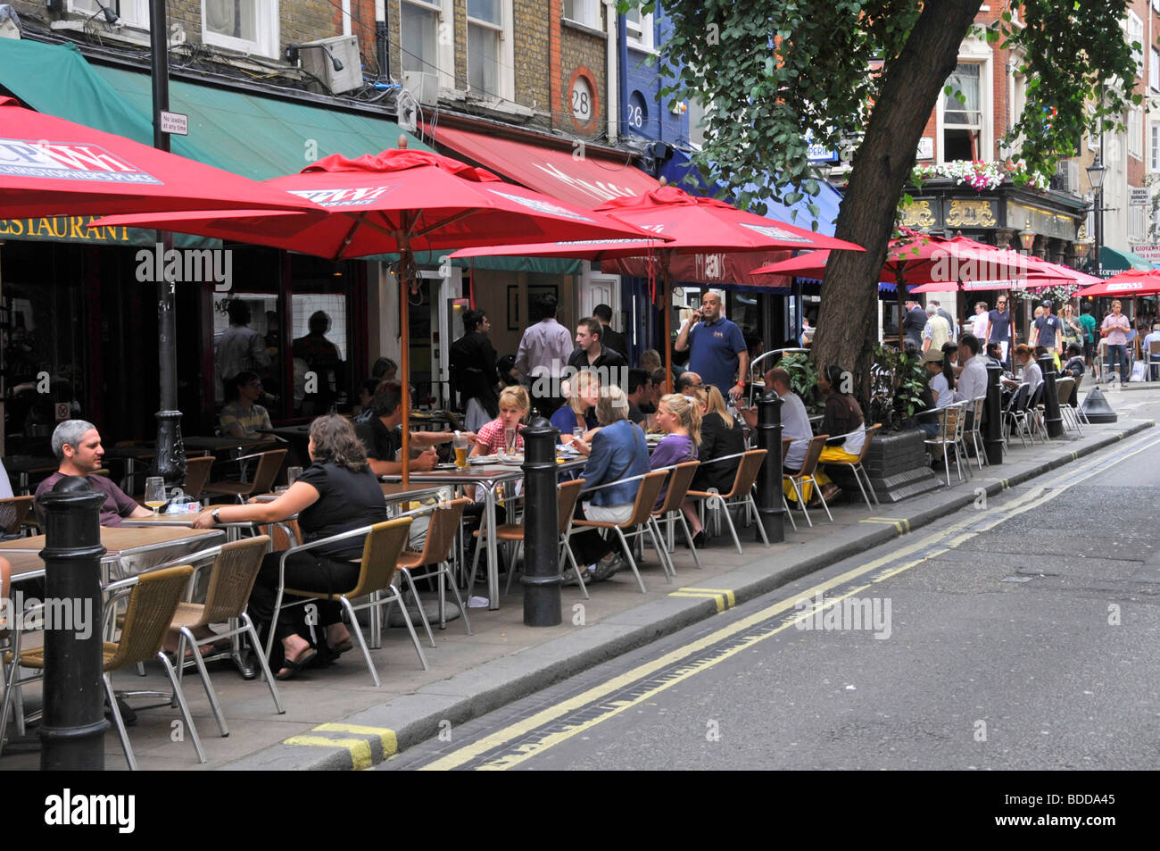 Café bars de la chaussée dans une zone de l'extrémité ouest de Londres à côté de St Christophers place juste à côté d'Oxford Street Banque D'Images