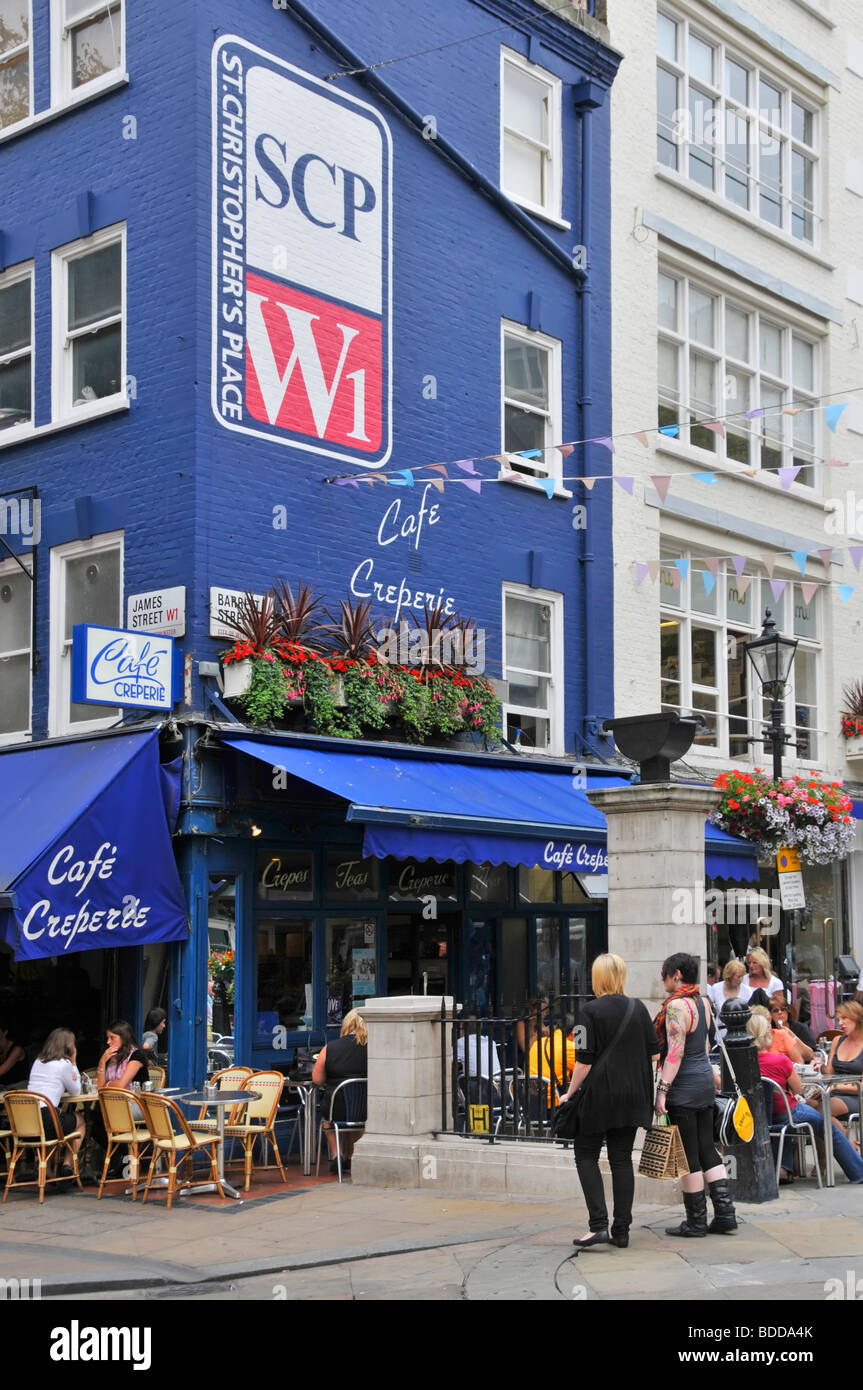 Café bars de la chaussée dans une zone du West End de Londres à côté de St Christophers place juste à côté d'Oxford Street grand logo Banque D'Images