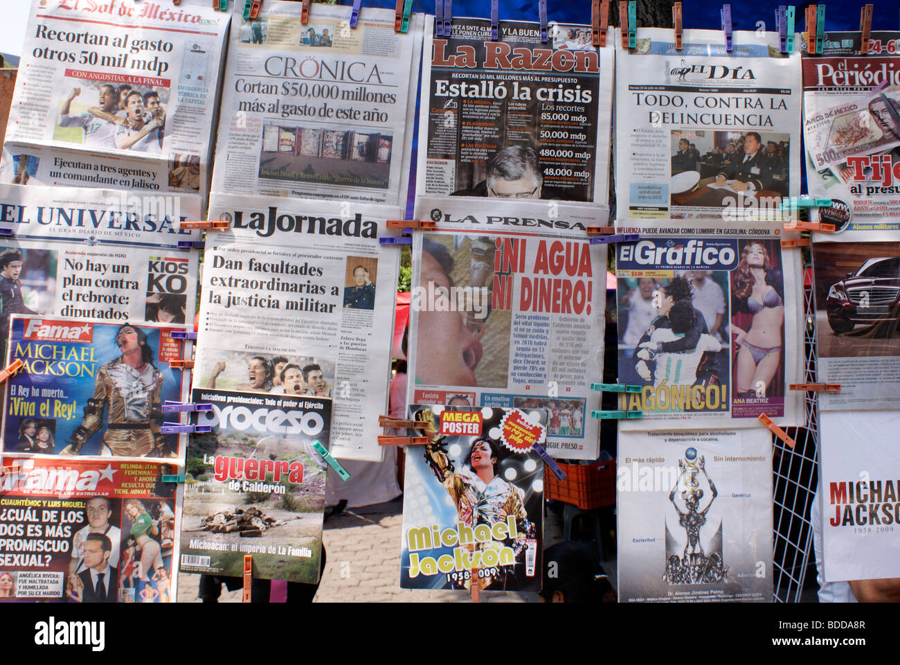 Les journaux de langue espagnole tabloïds et magazines dans les kiosques à Mexico Banque D'Images