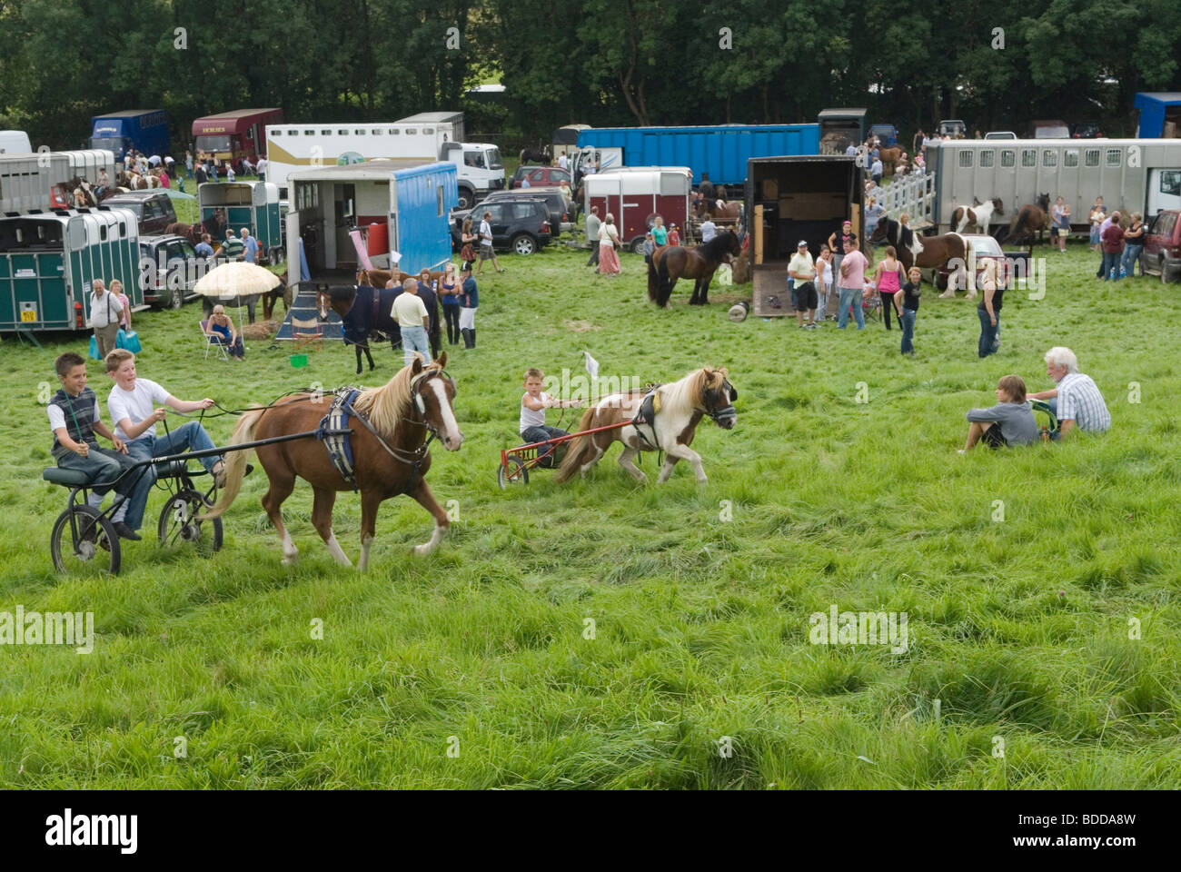 Priddy Horse Fair Somerset Royaume-Uni jeunes garçons de la course de trotting les uns les autres. 2009 Pony et piège. Marchands de chevaux avec remorques HOMER SYKES Banque D'Images