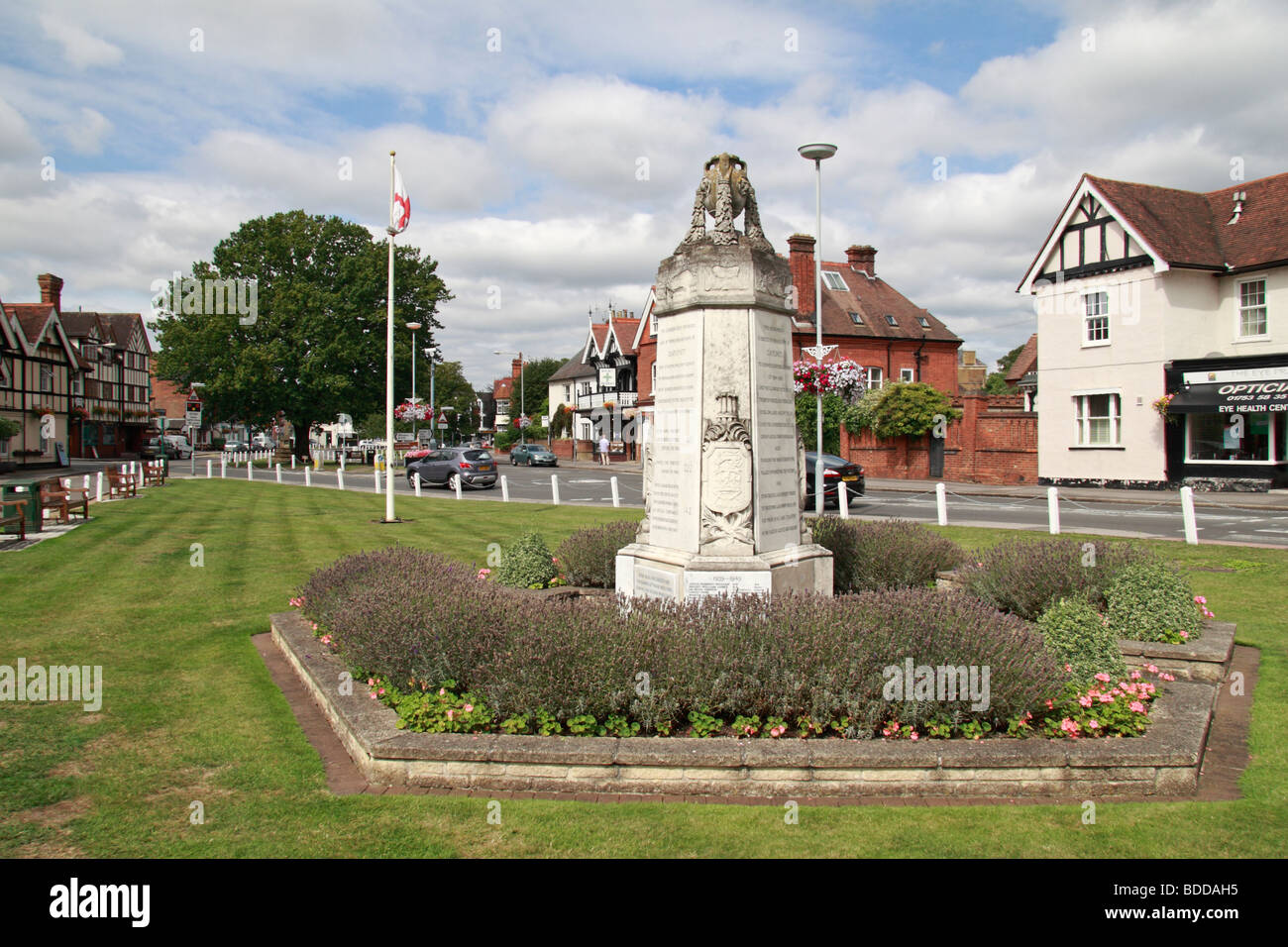 Le village memorial à ceux qui ont combattu pendant la Première Guerre mondiale et deux sur la place du village, Datchet, Berkshire, Royaume-Uni. Banque D'Images