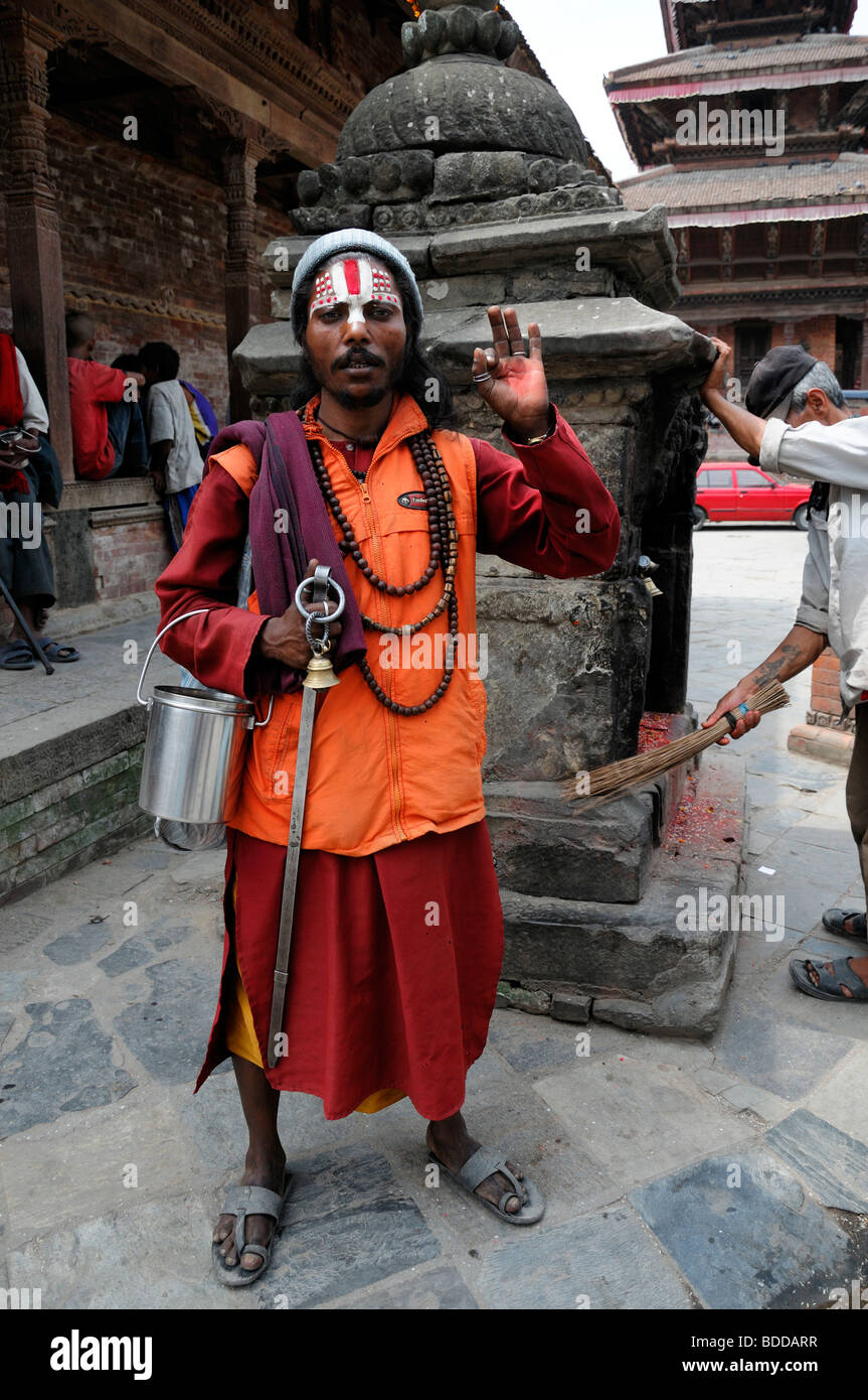 Sadhu ocre de couleur orange portant style moderne de couleur veste timberland non pas des vêtements traditionnels de l'ouest Banque D'Images