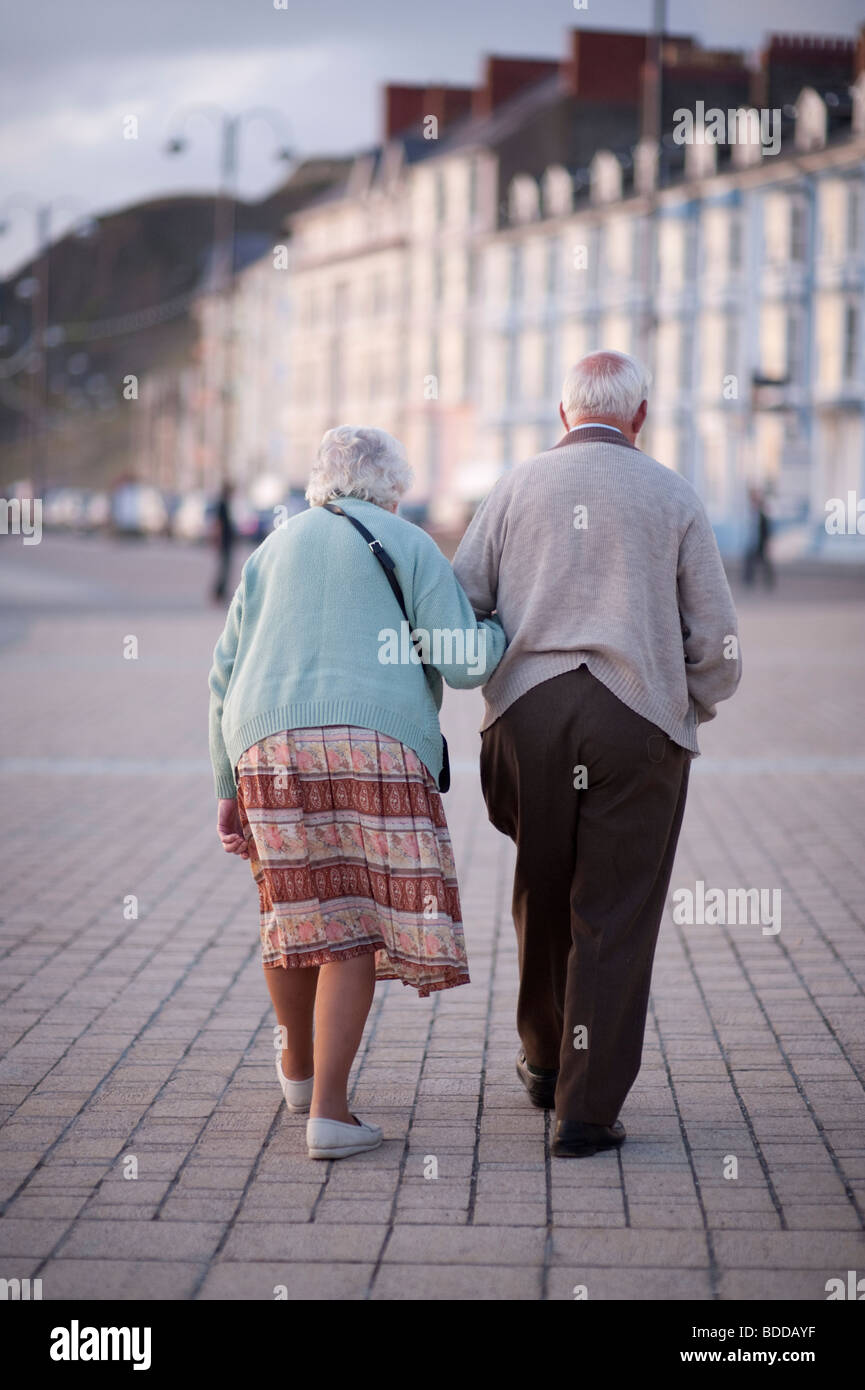 Un couple de personnes âgées, vieil homme et femme, randonnée pédestre à Aberystwyth, promenade, soirée d'été, Pays de Galles, Royaume-Uni Banque D'Images