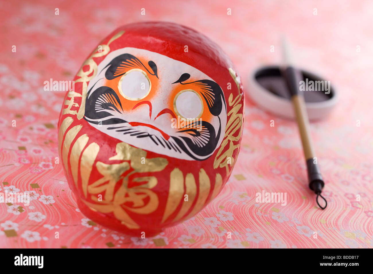 Daruma doll et pinceau de calligraphie Banque D'Images