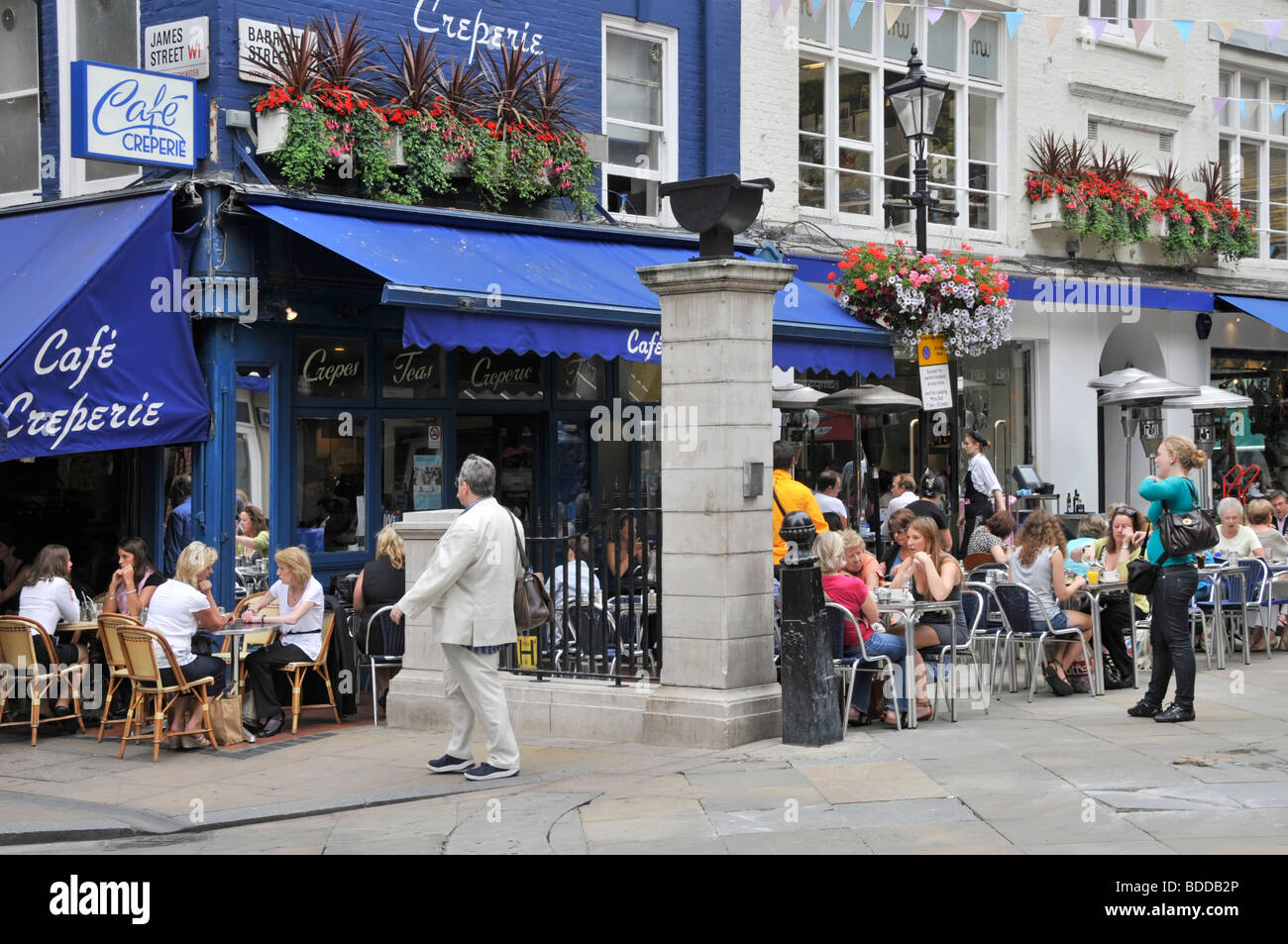 Café Crêperie café bars de la chaussée dans une zone du West End de Londres à côté de St Christophers place juste à côté d'Oxford Street Banque D'Images