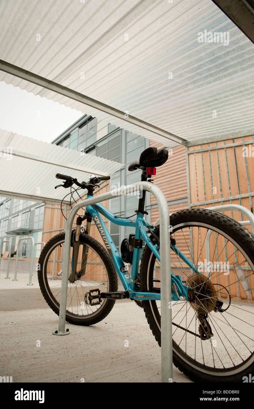 Un vélo dans le parking vélo couvert à l'abri de nouveaux bureaux du gouvernement de l'Assemblée galloise Aberystwyth Wales UK Banque D'Images