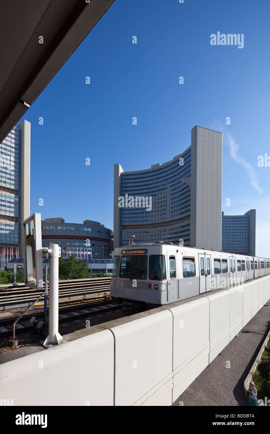 U-Bahn train arrivant en gare de Centre international de Vienne (CIV), UNO City, Autriche Banque D'Images