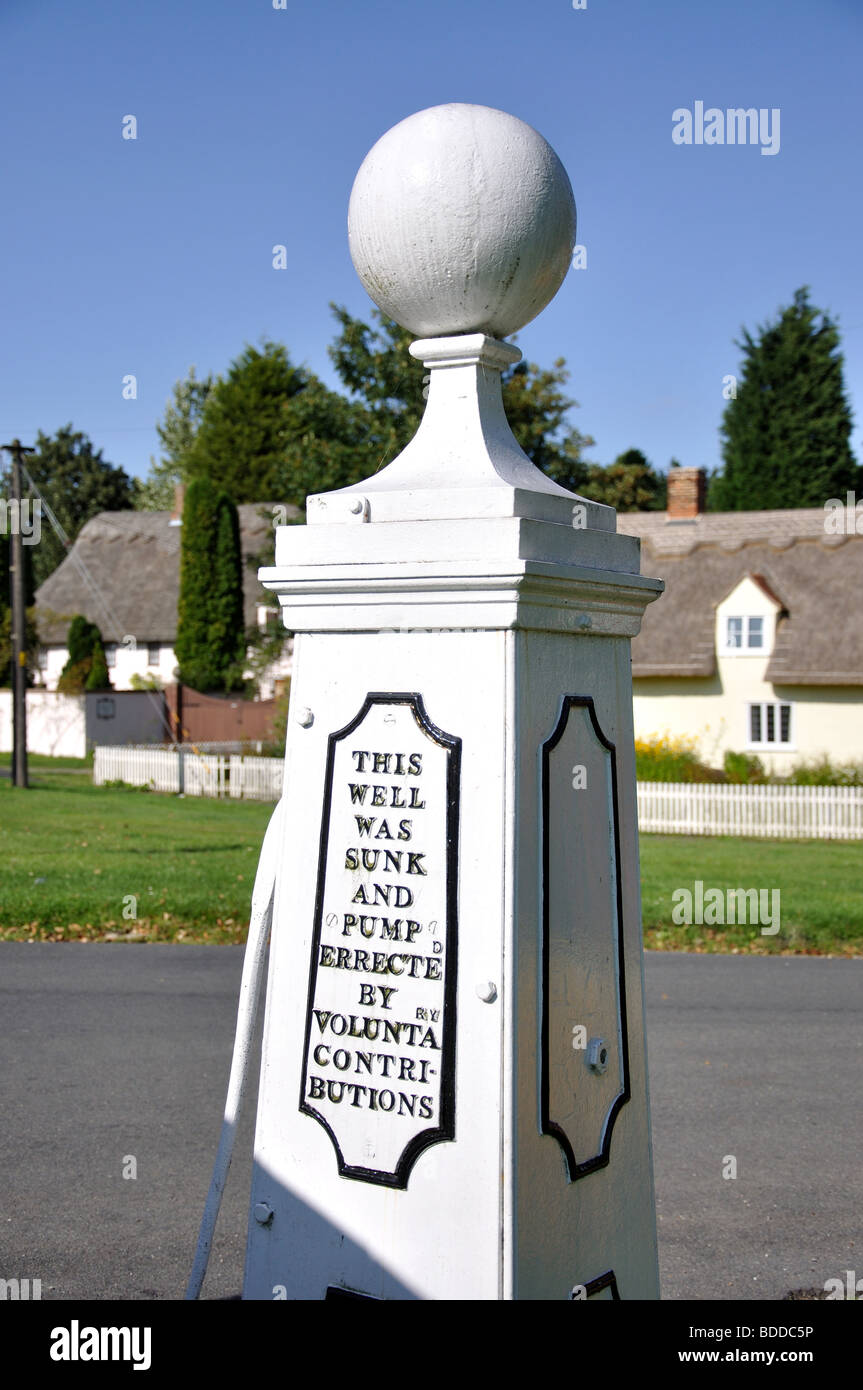 Ancienne pompe à eau sur Village Green, Ridgewell, Essex, Angleterre, Royaume-Uni Banque D'Images