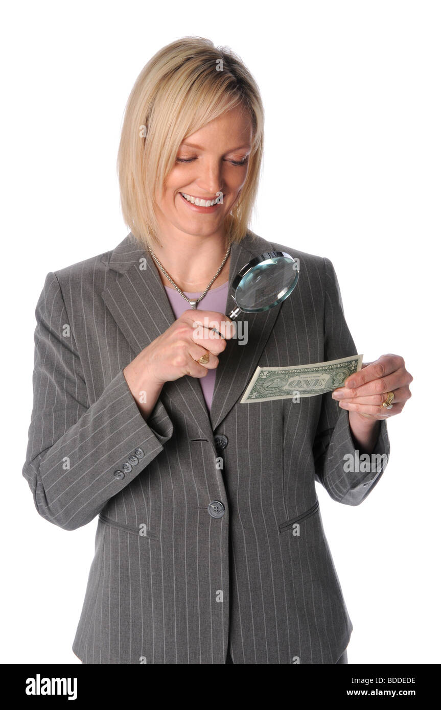 Businesswoman affichage dollar bill par loupe isolé sur fond blanc Banque D'Images