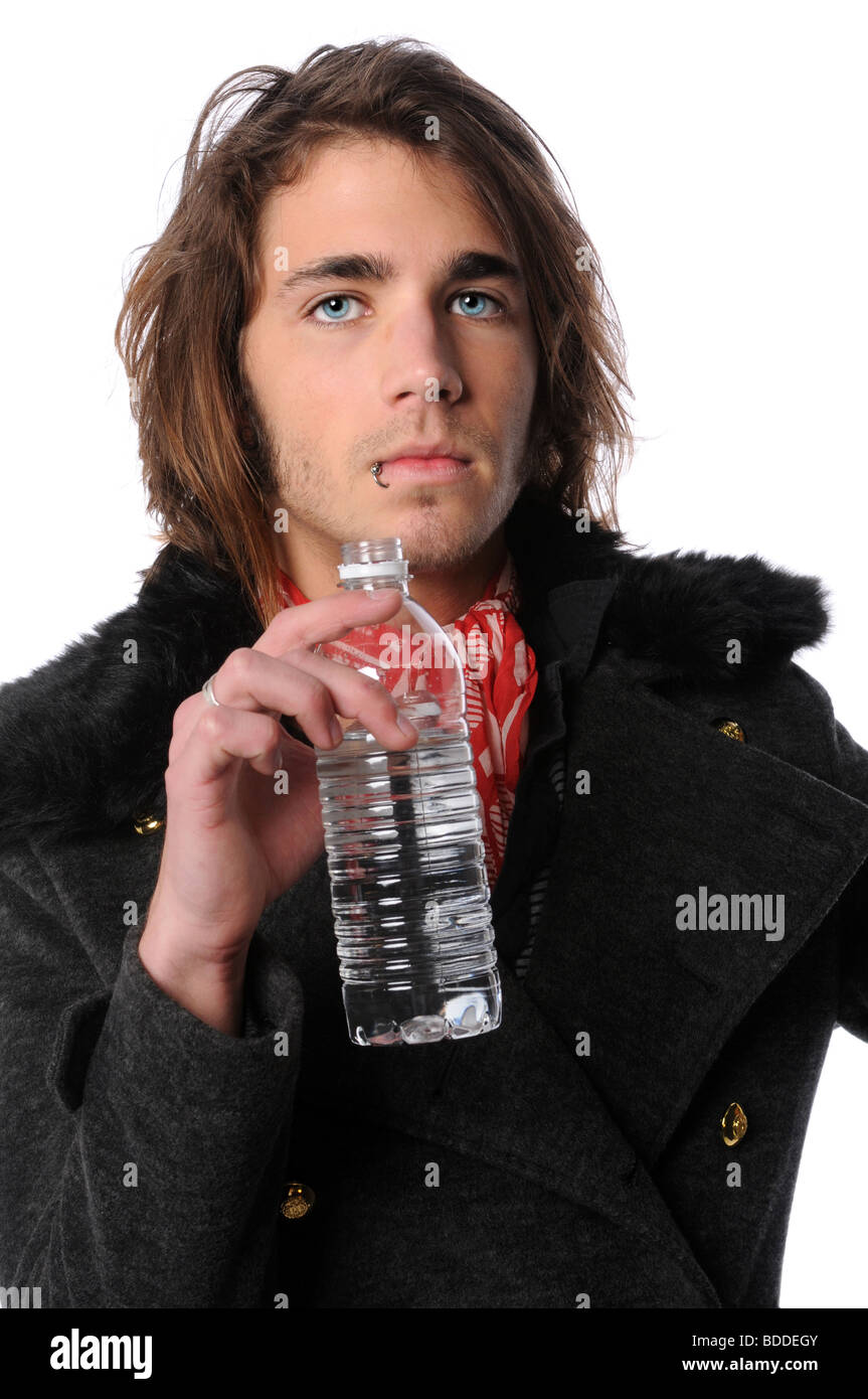 Jeune homme de la hanche avec piercing lèvre holding de l'eau en bouteille isolé sur fond blanc Banque D'Images