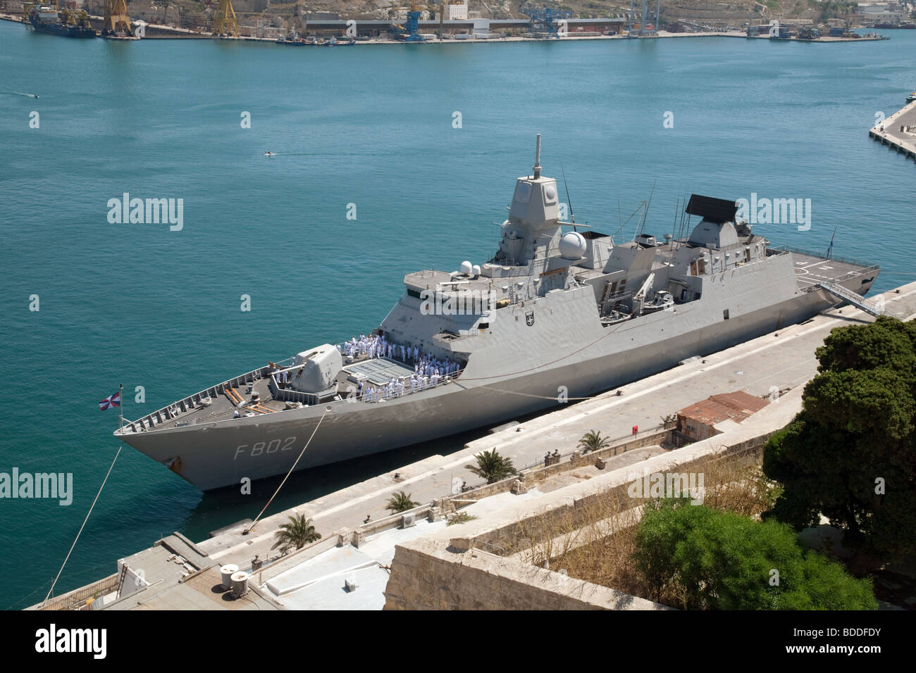 La frégate F802 de la Marine royale néerlandaise dans le port à La Valette, Malte, avec équipage sur le pont avant Banque D'Images