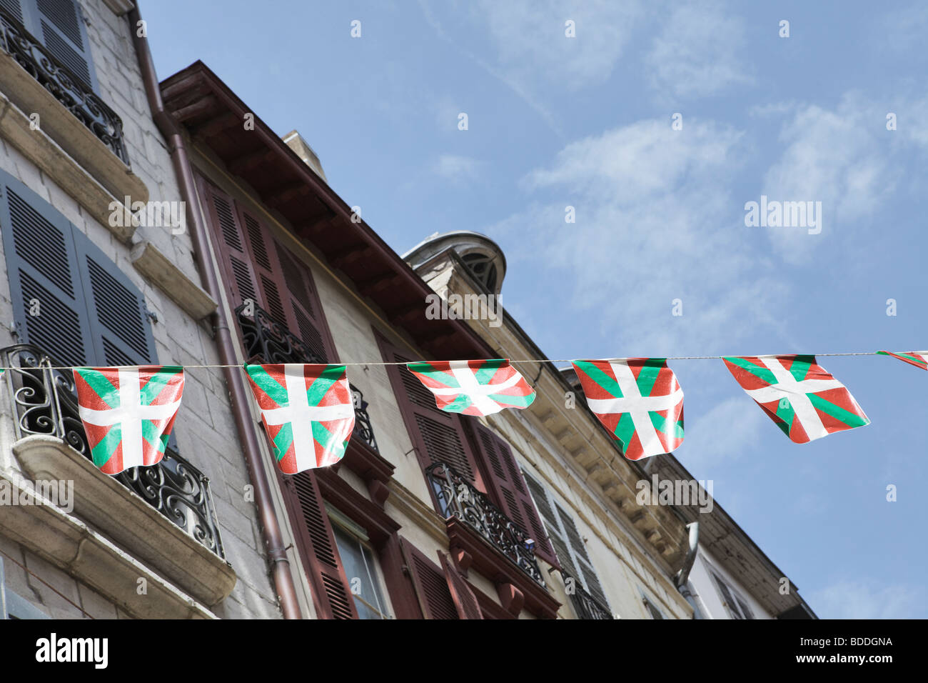 Le Basque Ikurrina drapeau sur la rue d'Espagne à la Fete de Bayonne Bayonne en France Banque D'Images