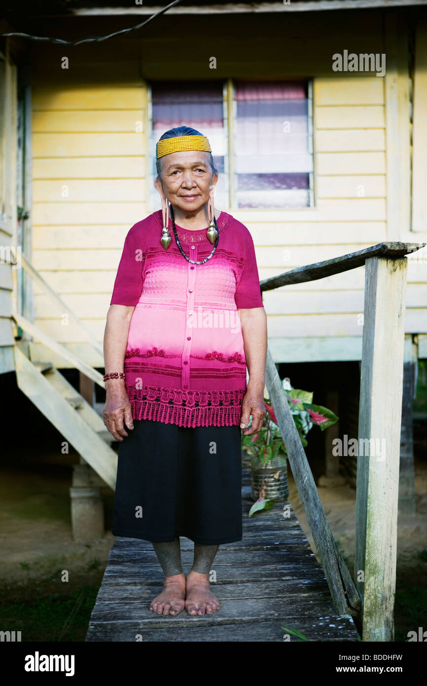 Une femme Kelabit (avec jambe traditionnels tatouages et boucles d') dans les hautes terres Kelabit (Sarawak, Bornéo, Malaisie). Banque D'Images