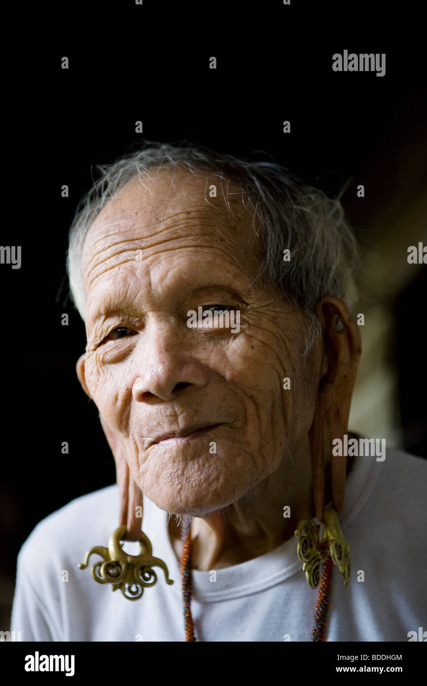 Un homme Kelabit (avec des boucles) dans les hautes terres Kelabit (Sarawak, Bornéo, Malaisie). Banque D'Images