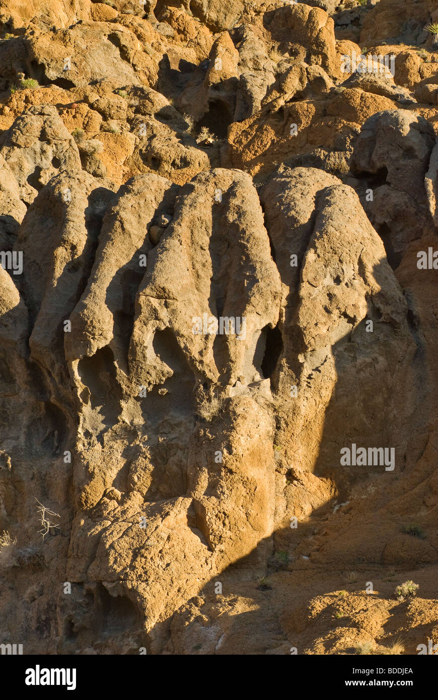 Trou-dans-le-mur de pierres à Mojave National Preserve, California, USA Banque D'Images