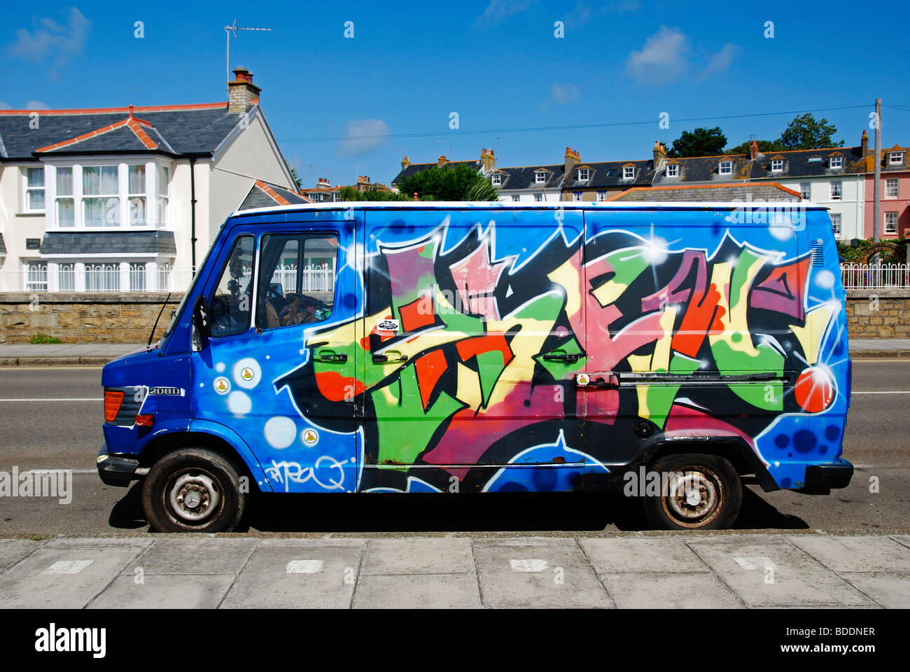 Une ford transit van avec peinture style graffiti, uk Banque D'Images