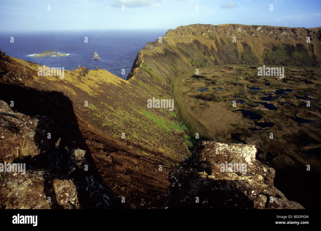 La caldeira de Rano Kau sur l'île de Pâques dans le Pacifique sud. Banque D'Images