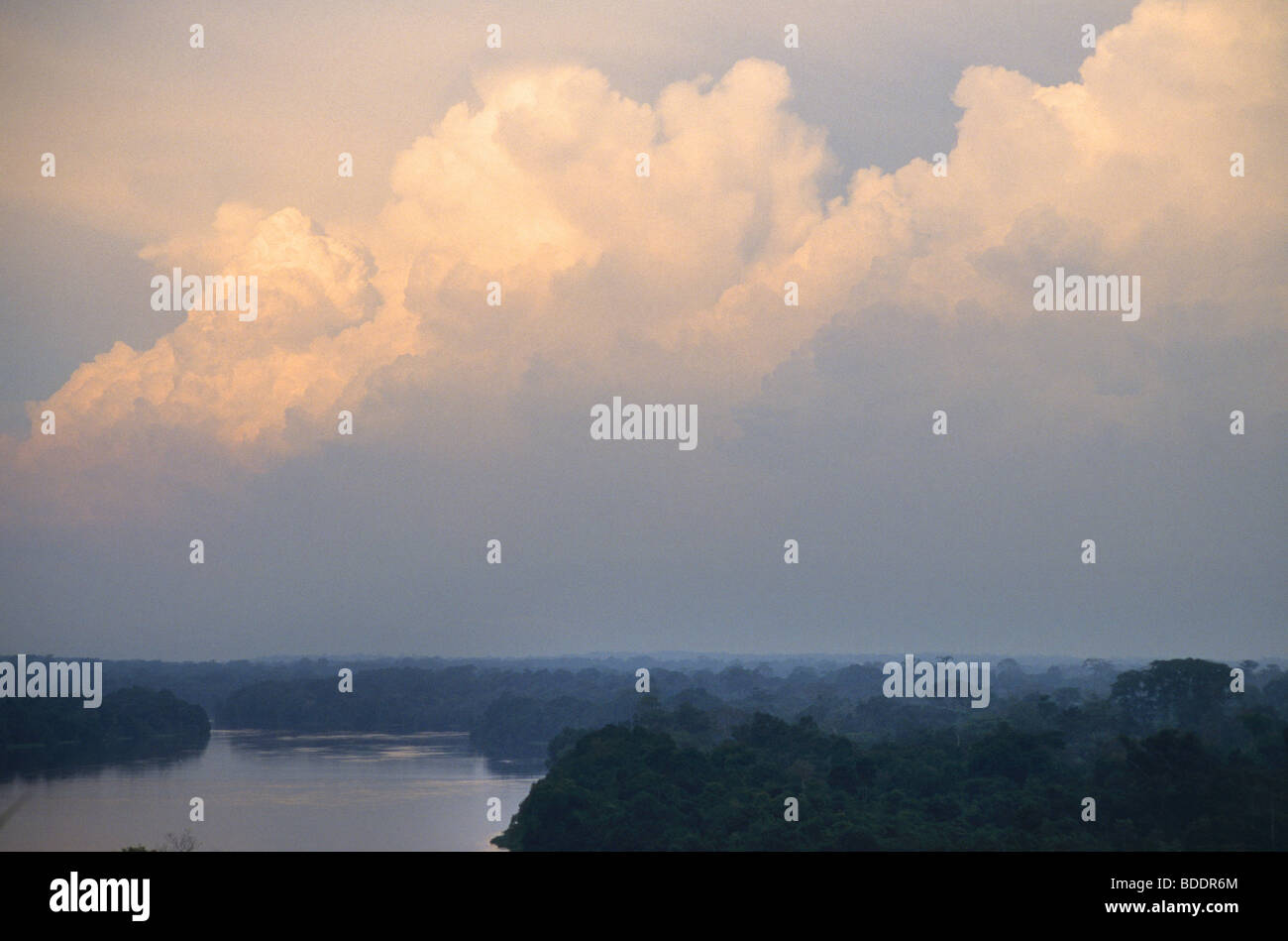 Les nuages de tempête brew sur le fleuve Ivindo au crépuscule. Au plus profond de la forêt tropicale du Gabon, Afrique centrale. Banque D'Images