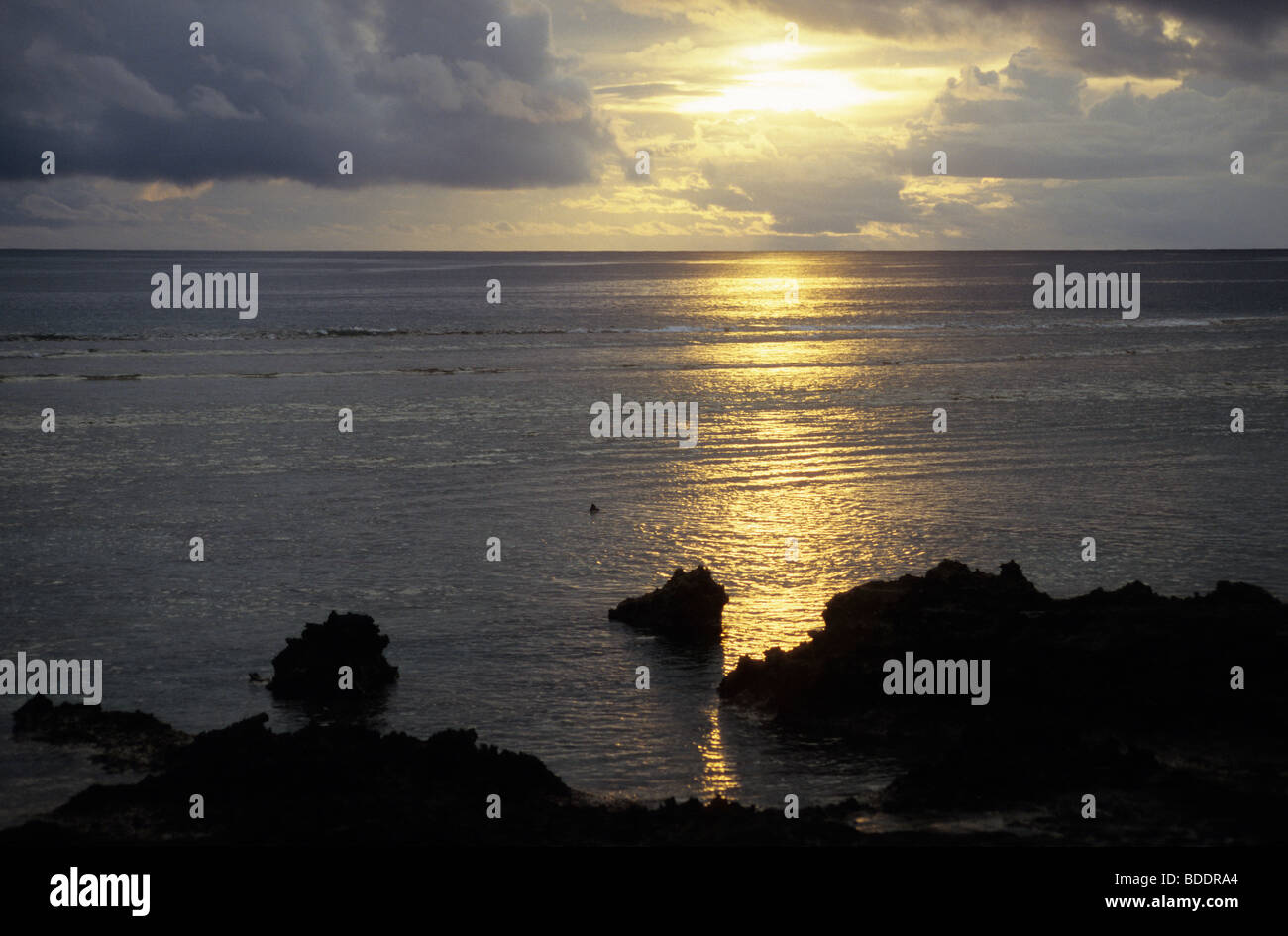 Coucher de soleil sur la côte de l'océan Pacifique de l'Atoll de Takaroa, dans l'archipel des Tuamotu en Polynésie française. Banque D'Images