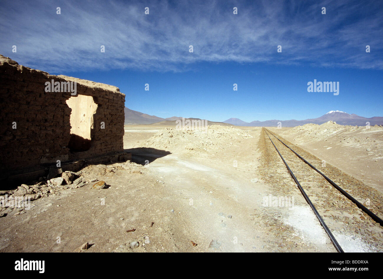 La gare ferroviaire de Chiguana abandonnés et à la ligne, sur l'Altiplano de Potosi province, en Bolivie. Banque D'Images