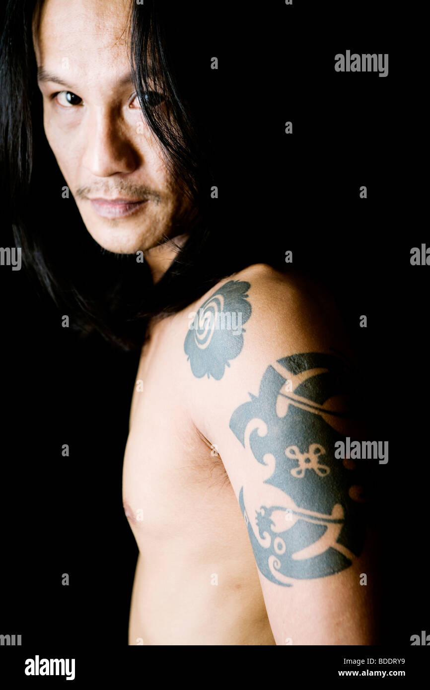 Tatouages tribaux traditionnels de la tribu Iban à Bornéo, en Malaisie. Banque D'Images