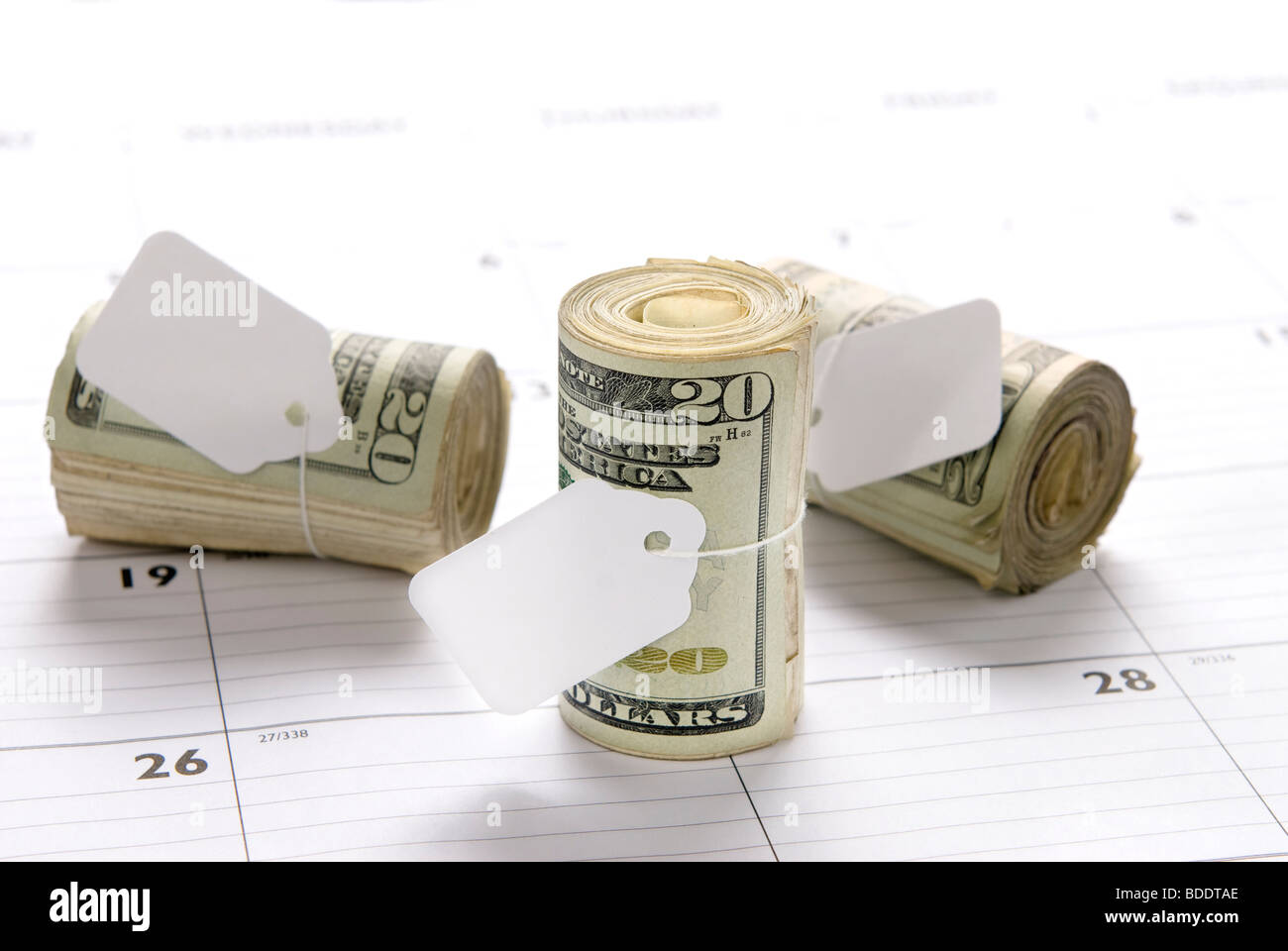 L'argent roule sur un bureau vide avec calendrier tags pour copier Banque D'Images