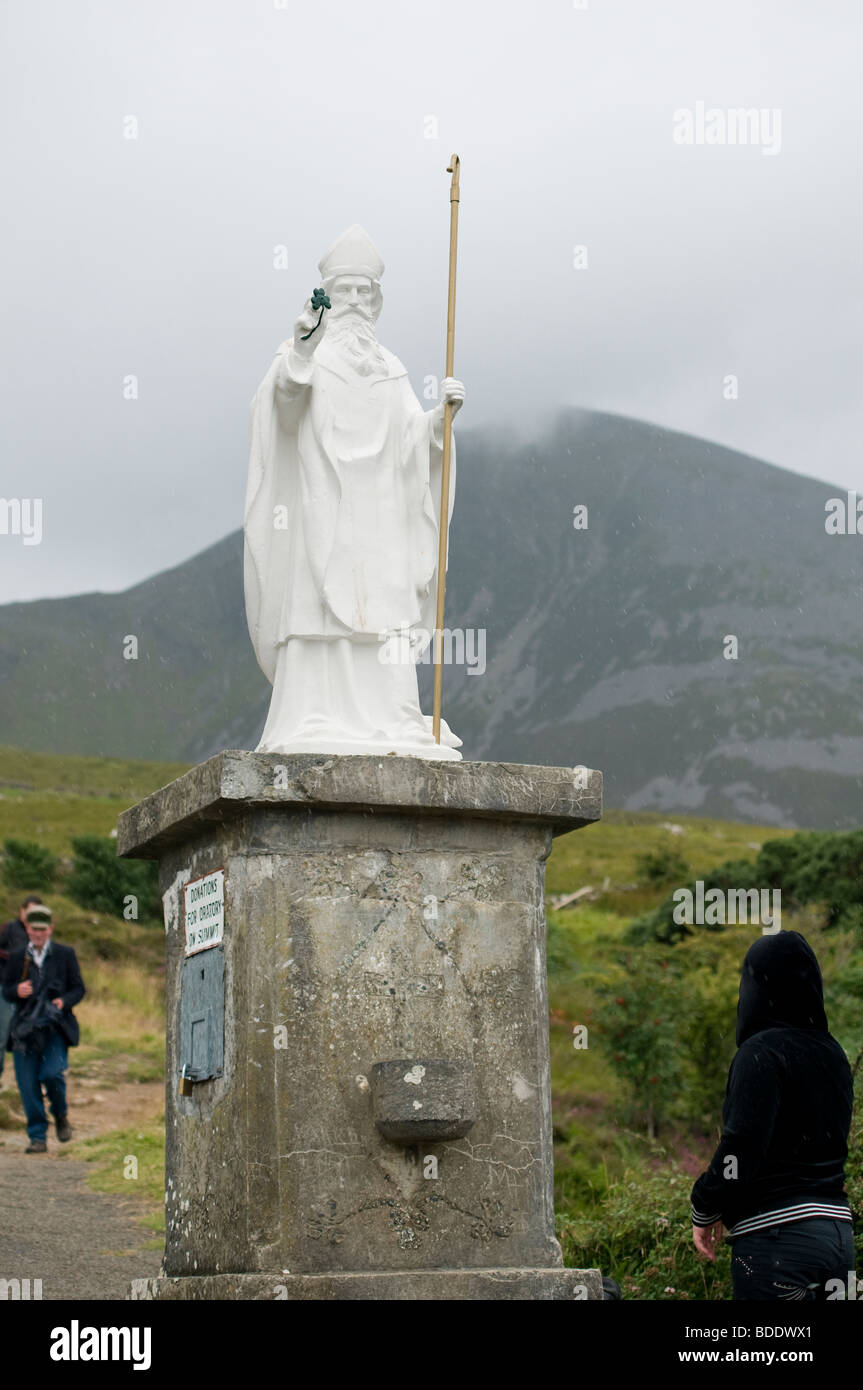 Pèlerins à la statue de Saint Patrick à la base de la montagne de Croagh Patrick pèlerinage près de Westport County Mayo Ireal Banque D'Images