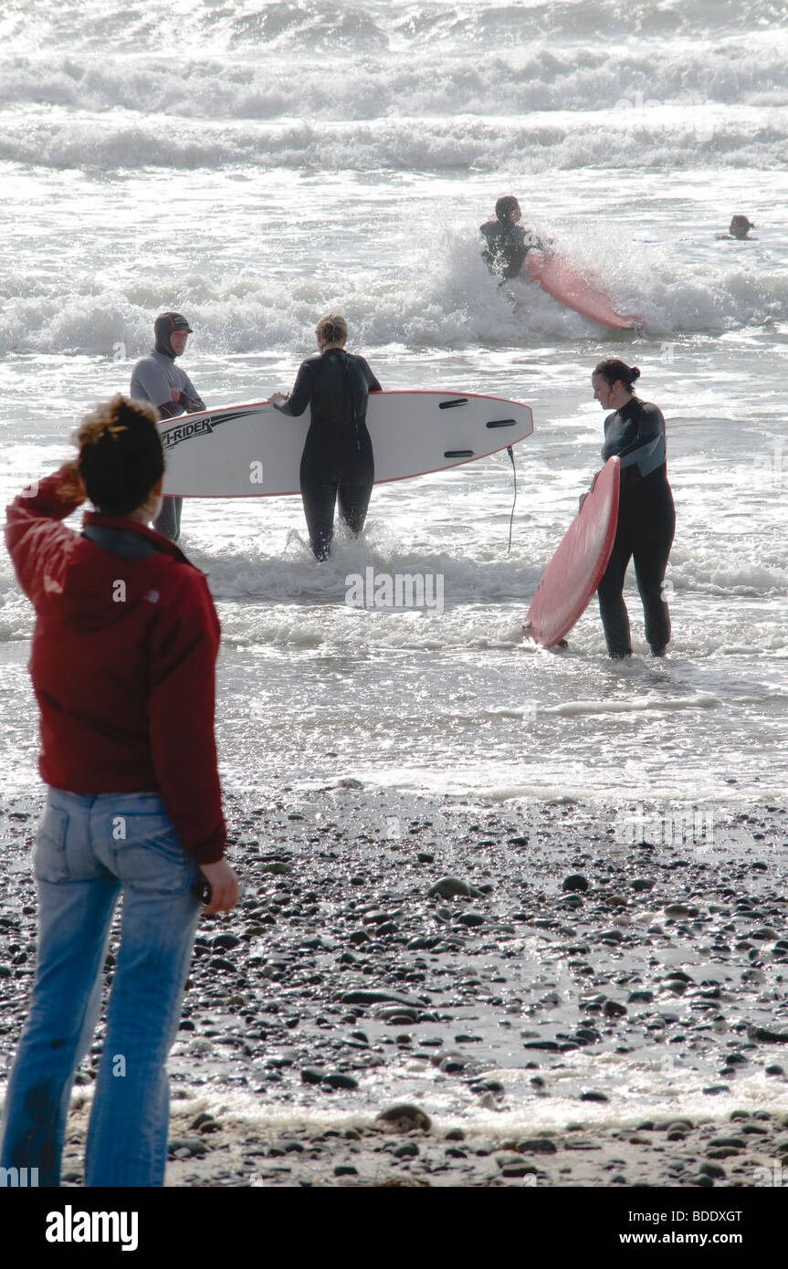 Les surfeurs débutants appréciant les rouleaux de l'Atlantique sur Carrowniskey Beach près de Kenmare, dans le comté de Mayo, Irlande Banque D'Images