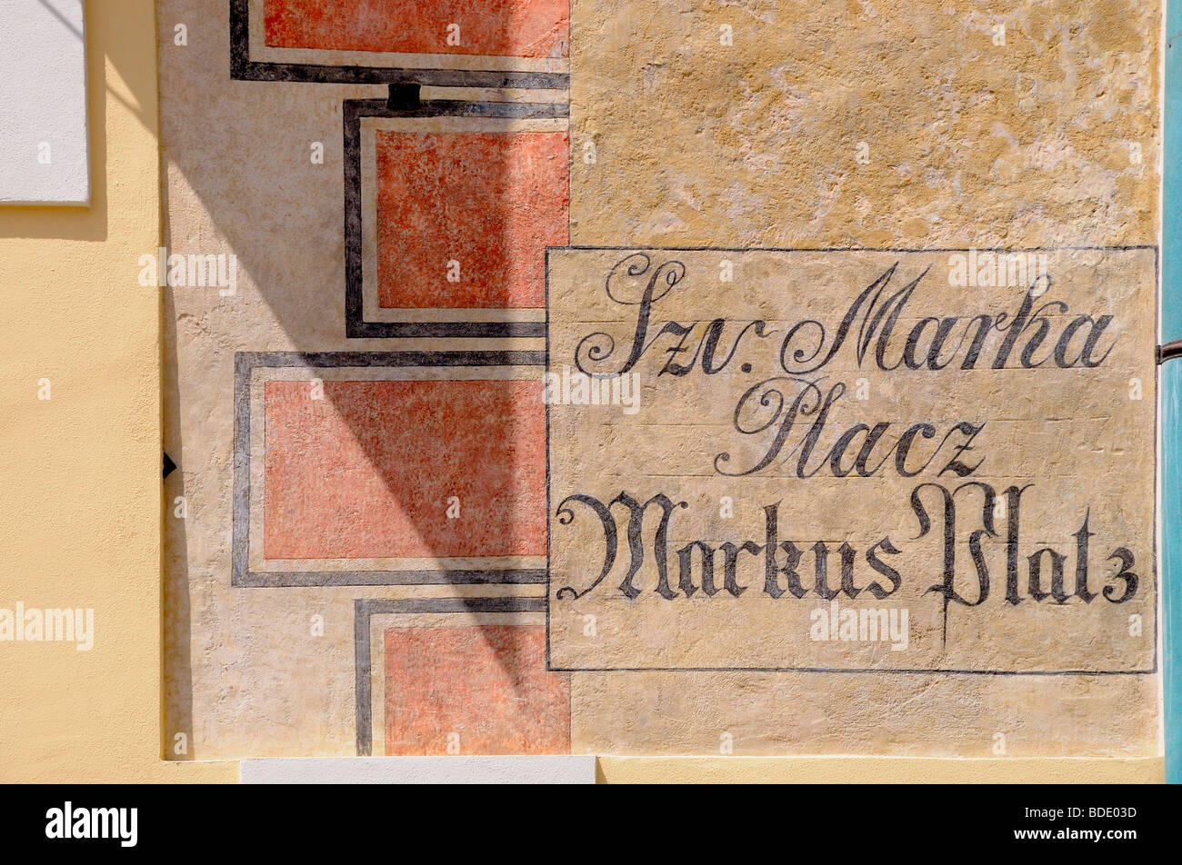 Zagreb, Croatie. Dénominations bilingues peint sur mur dans Trg Svetog Marka / Szv. Marka Placz / Markus / la place St Marc Banque D'Images