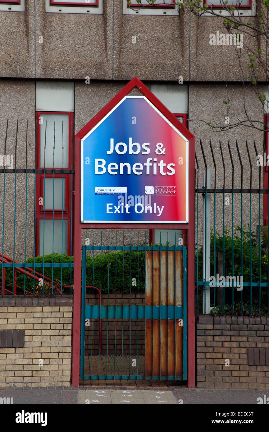 L'Irlande du Nord, Belfast, Ouest, Falls Road, porte de sortie du bureau de chômage. Banque D'Images