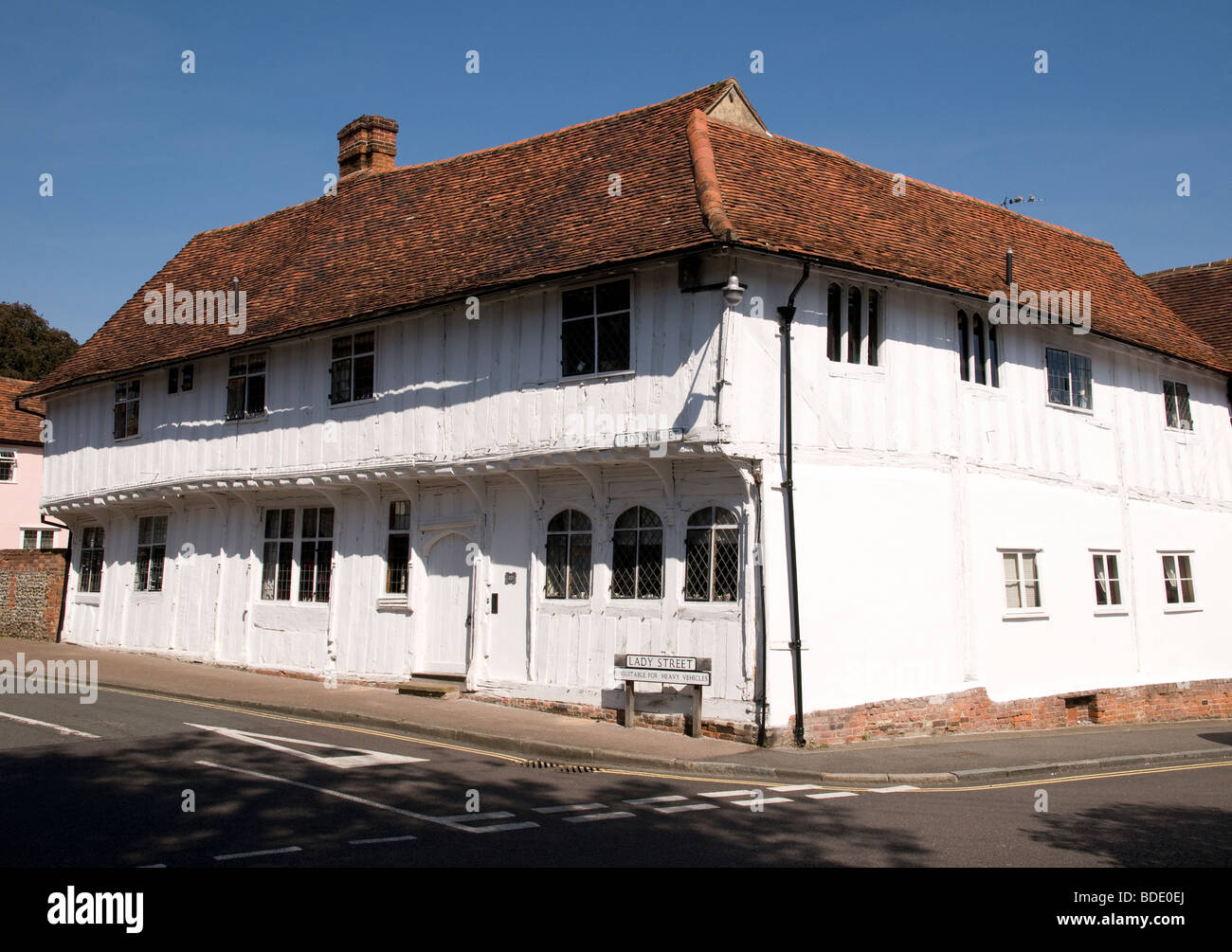 Un grand blanc-oainted colombages dans la rue de la femme, Lavenham, Suffolk, Angleterre Banque D'Images